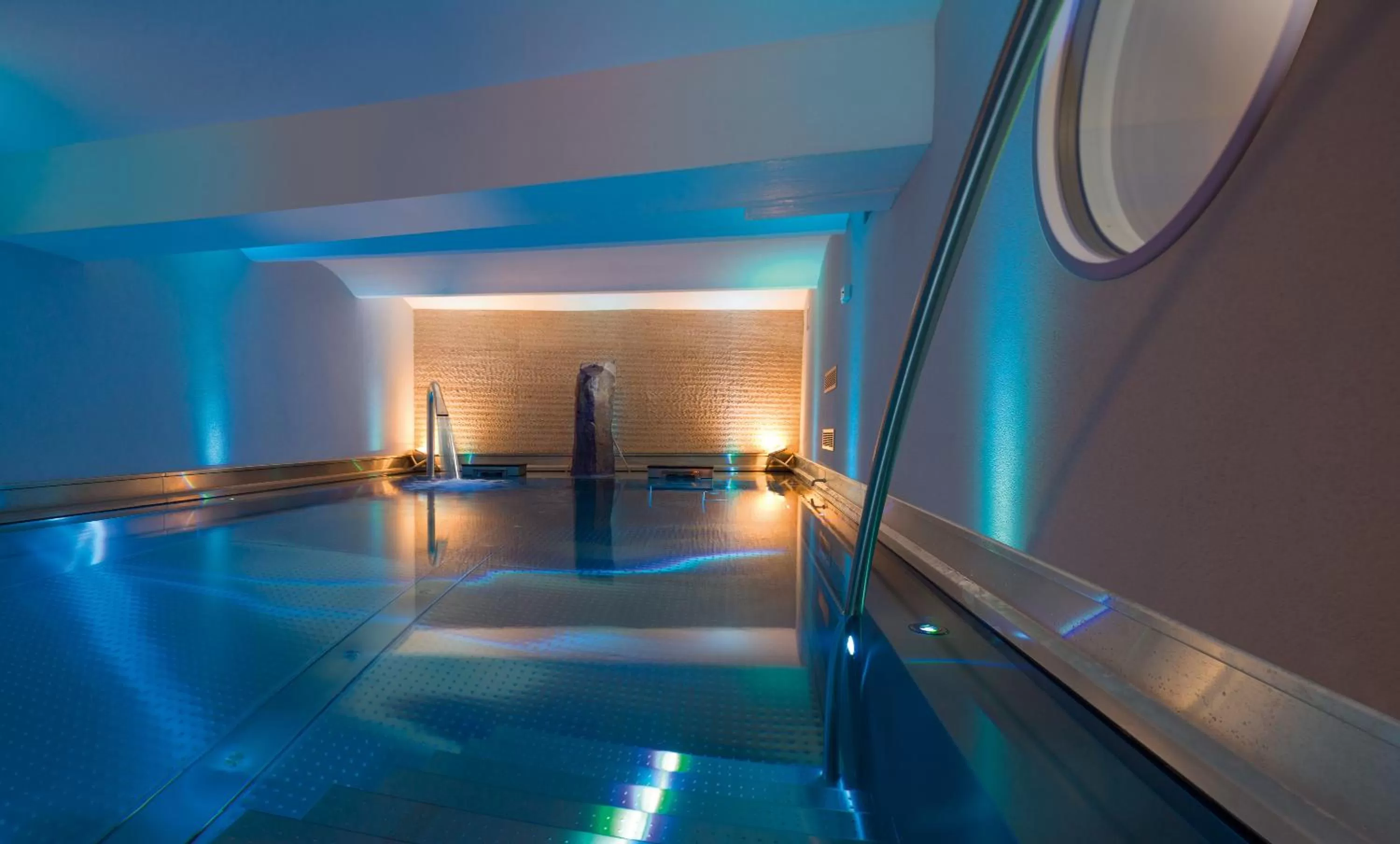 Swimming pool in YachtHotel Helvetia Spa- und Wellnessdomizil