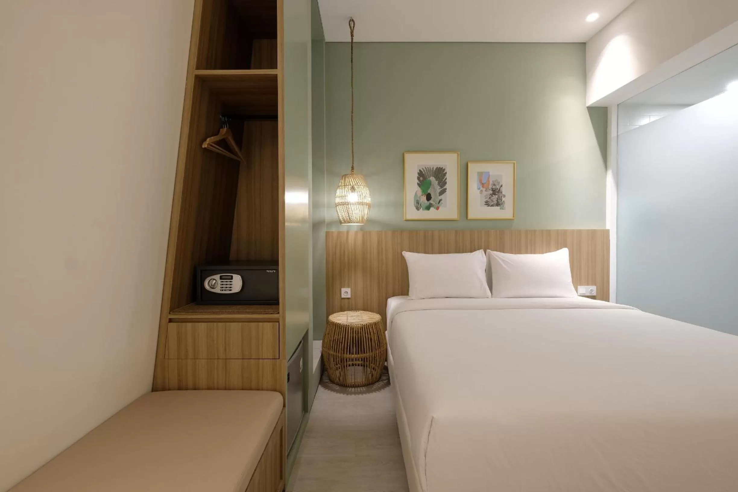 Photo of the whole room, Bed in La Boheme, Rooms and Coffee