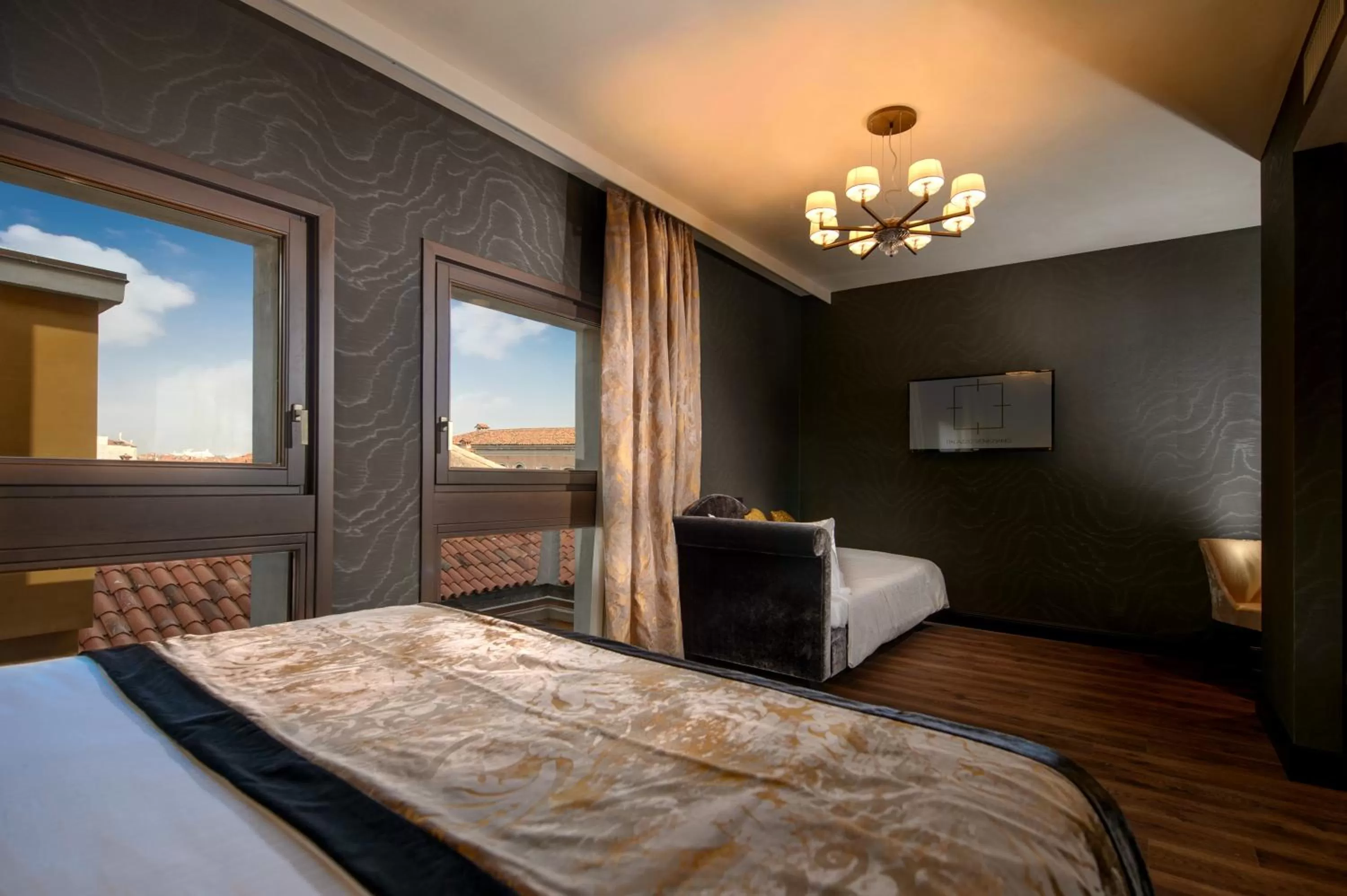 Bed in Palazzo Veneziano - Venice Collection