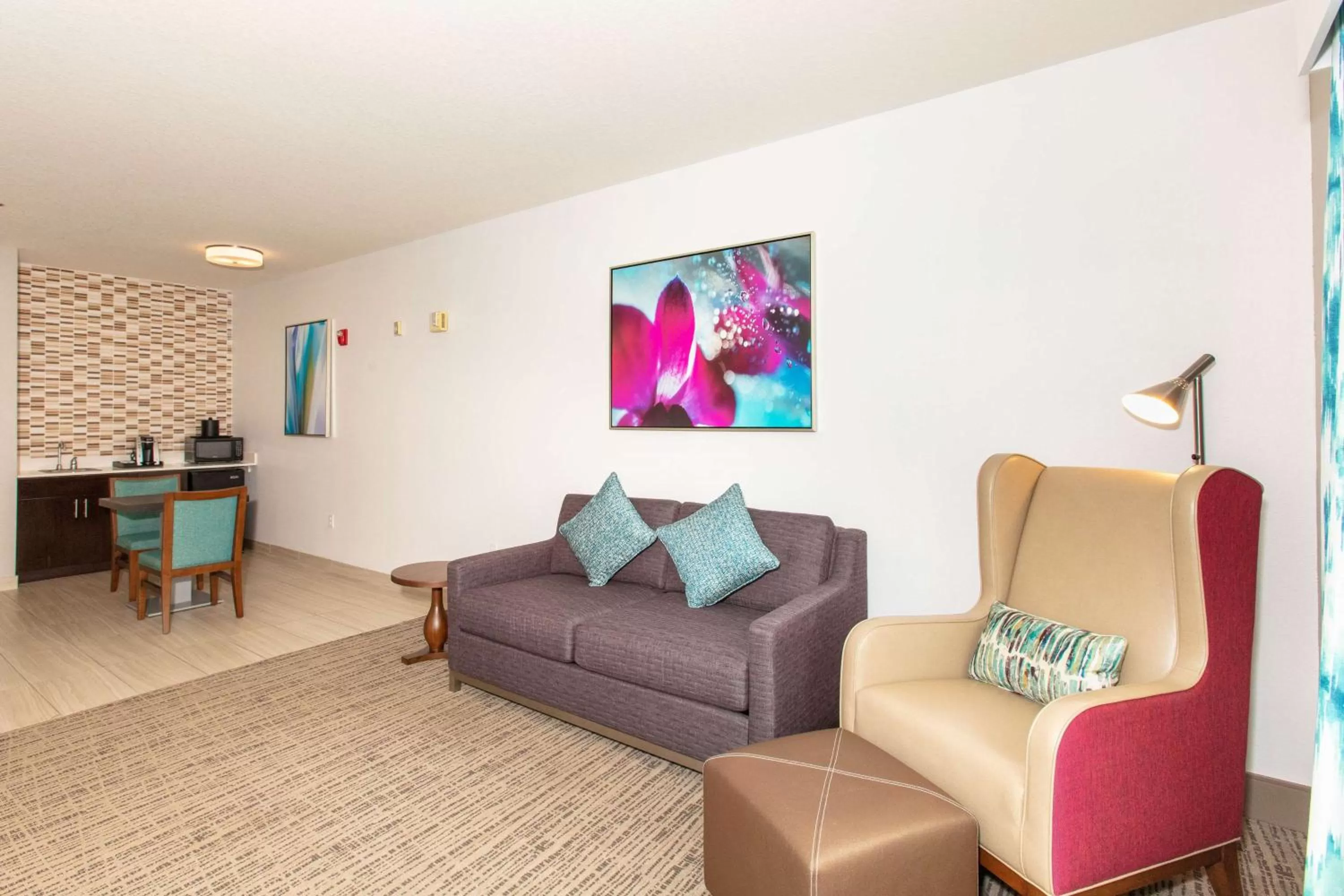 Living room in Hilton Garden Inn Jacksonville Airport