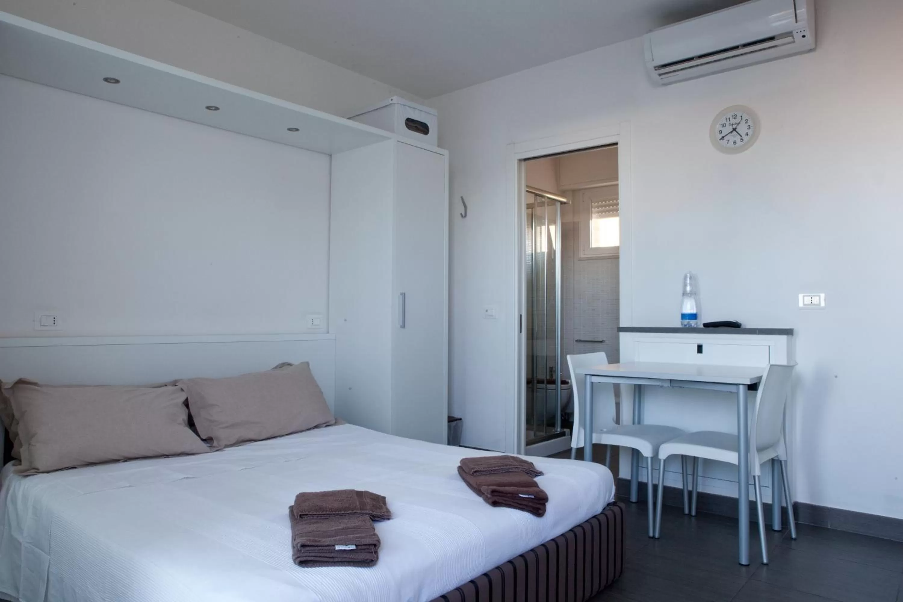 Photo of the whole room, Bed in Residence La Nave