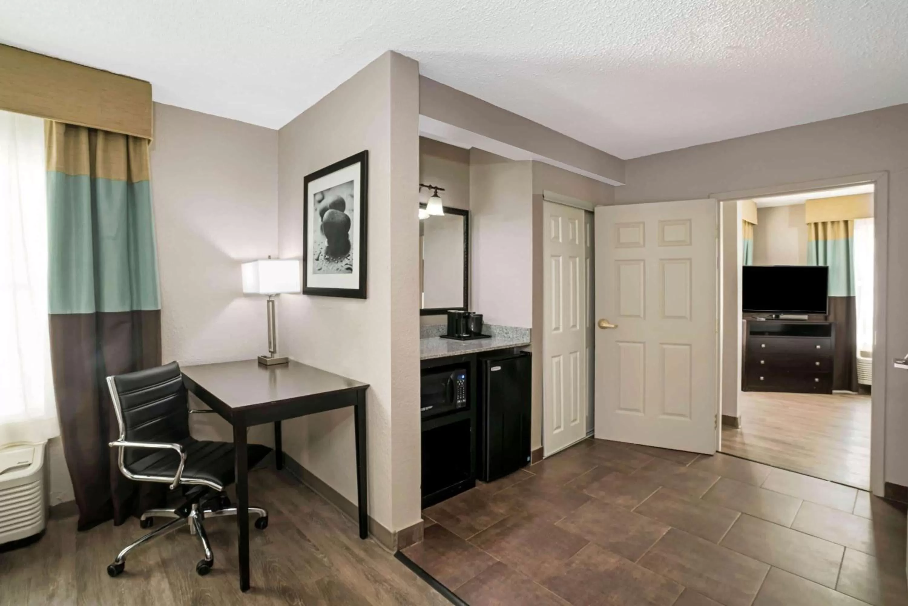 Photo of the whole room in La Quinta by Wyndham Lebanon