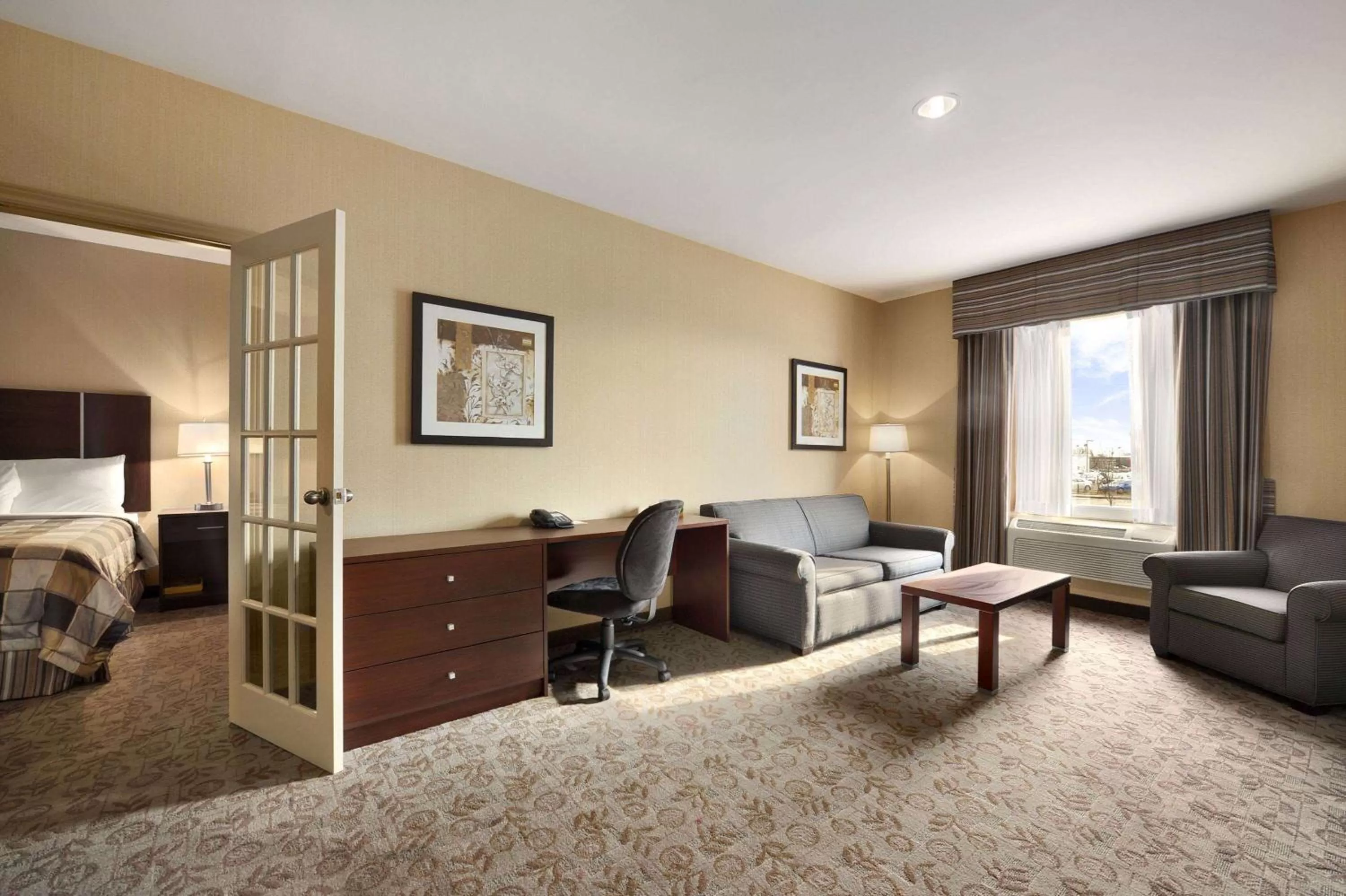 Photo of the whole room, Bed in Days Inn by Wyndham Brampton