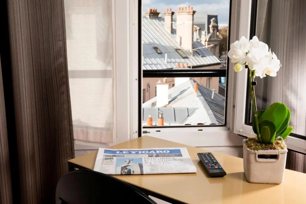 Property building in A l'Hôtel Des Roys