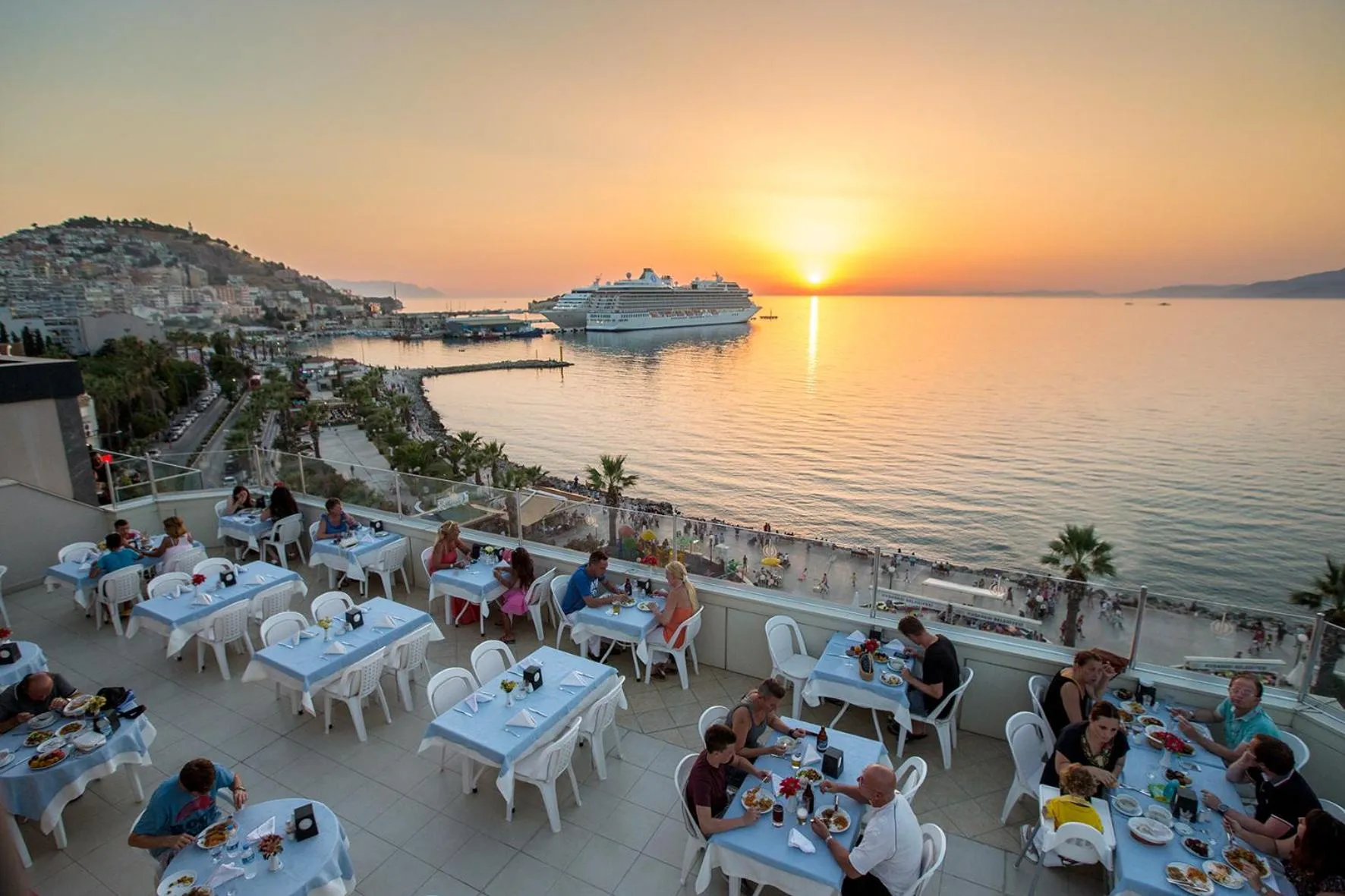 Restaurant/places to eat in Derici Hotel