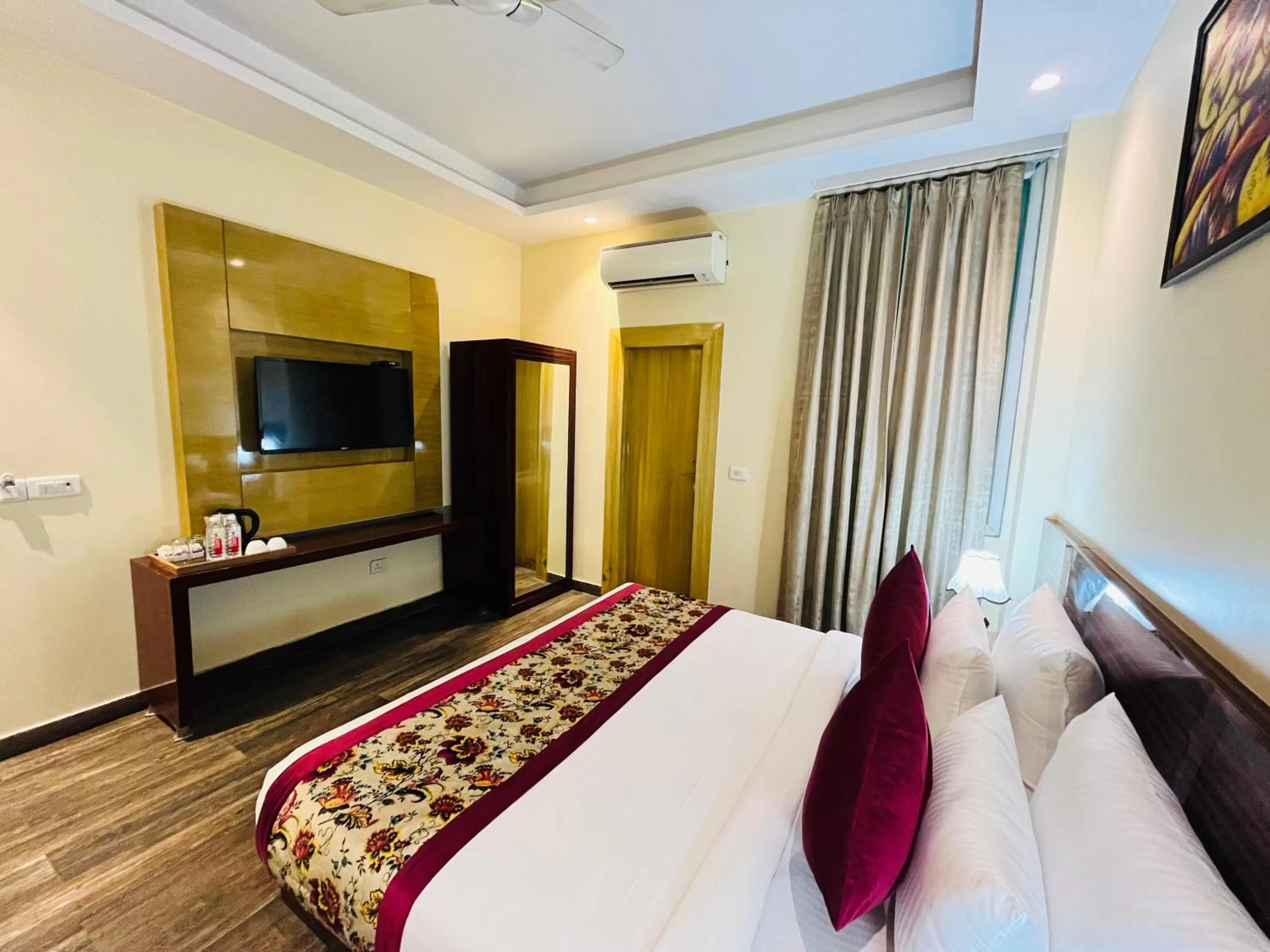 Bed in Hotel Banz near Delhi Airport