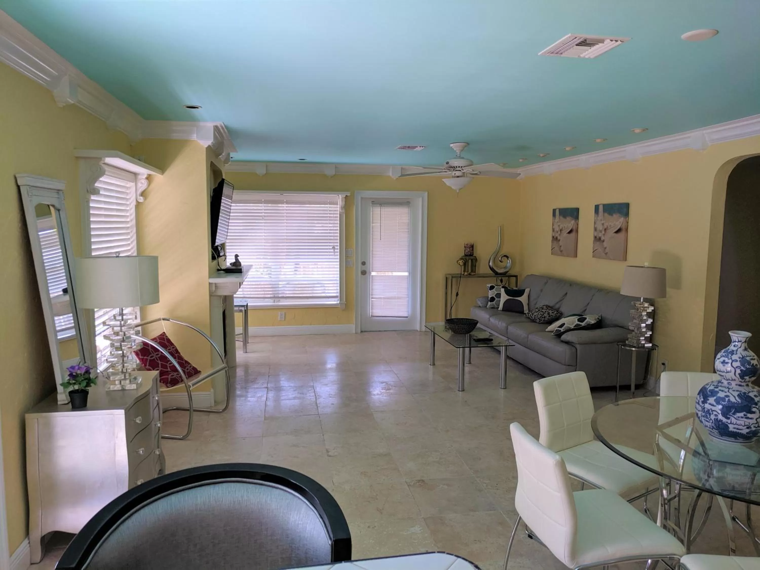 TV and multimedia in Manhattan Tower Apartment Hotel