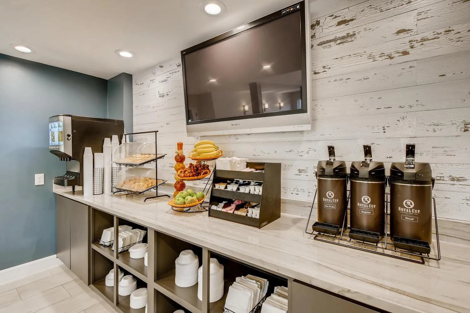 Food close-up in Orangewood Inn and Suites Midtown