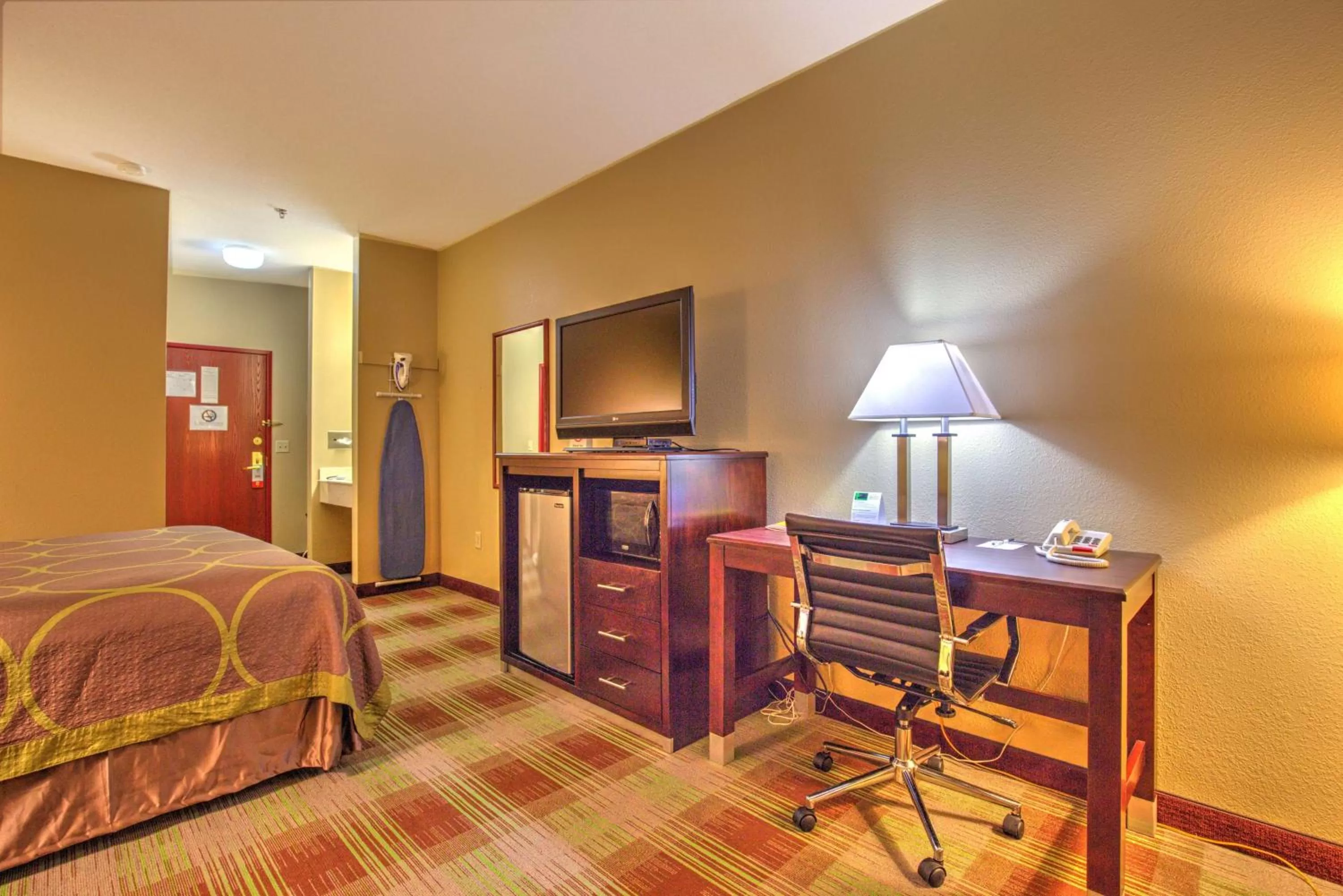 Photo of the whole room, Bed in Super 8 by Wyndham Waterloo