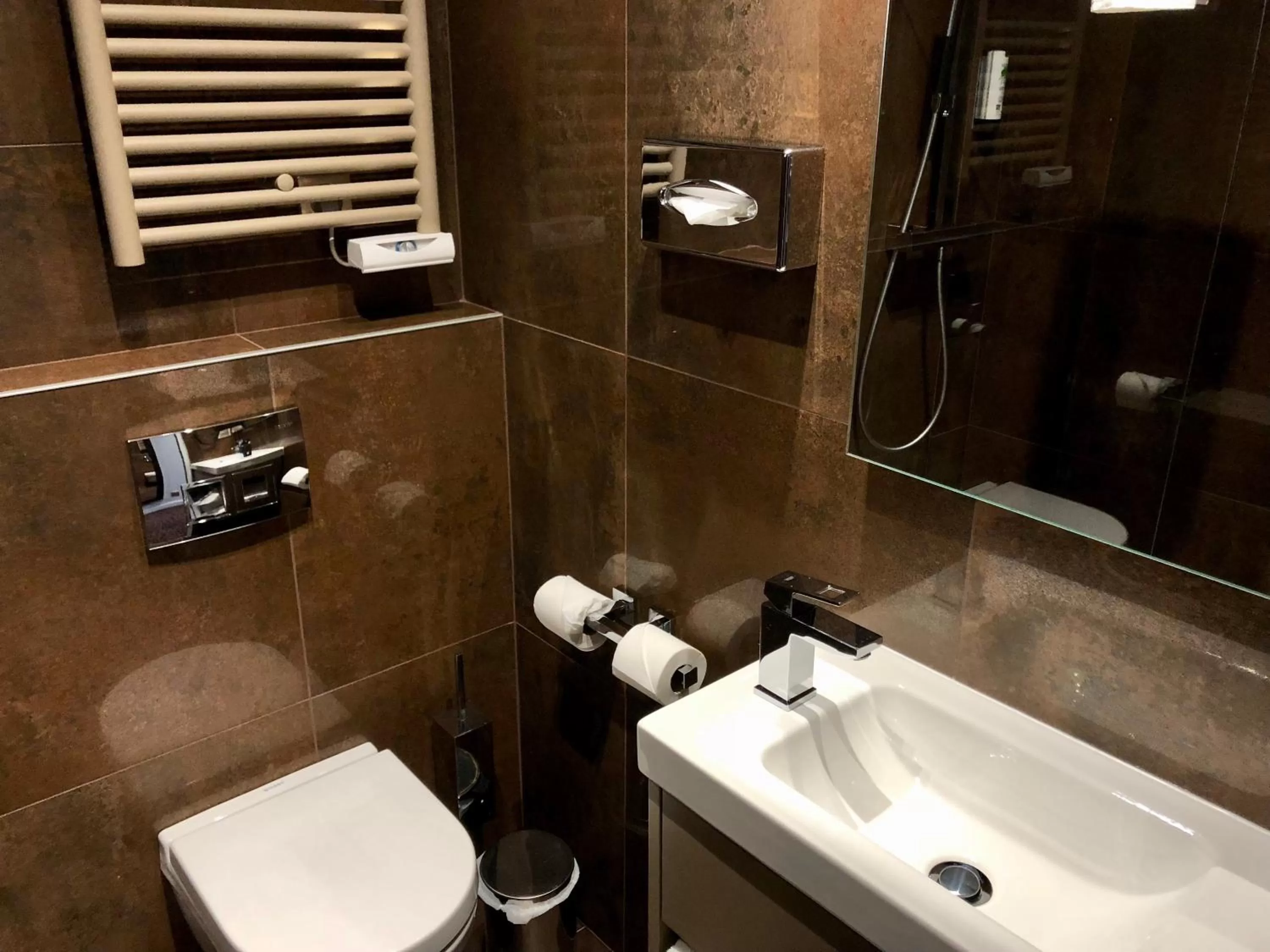 Shower in Best Western Empire Elysees
