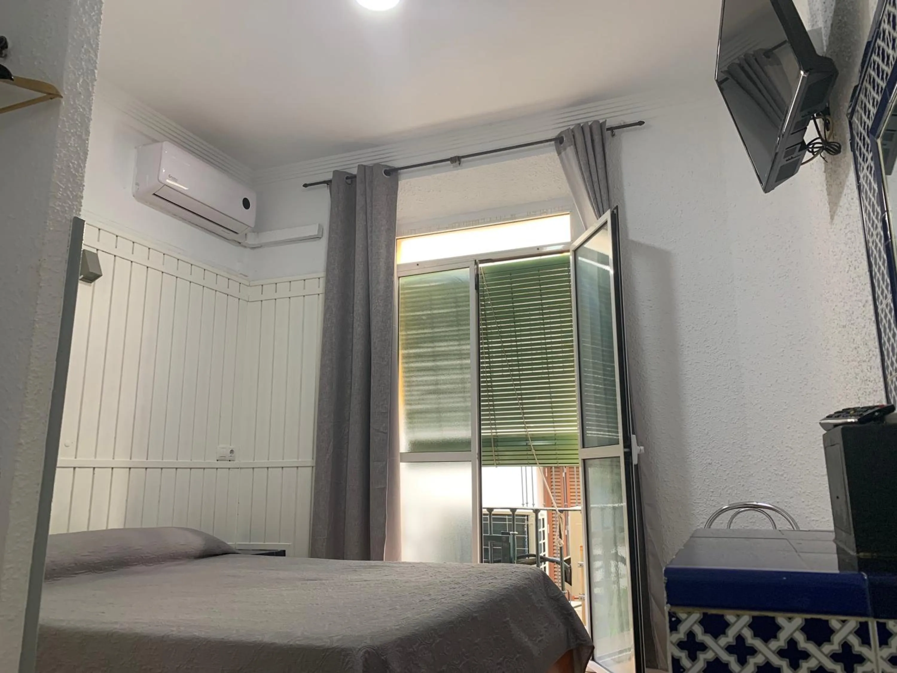 Bedroom, Bed in Hostal Alcobia