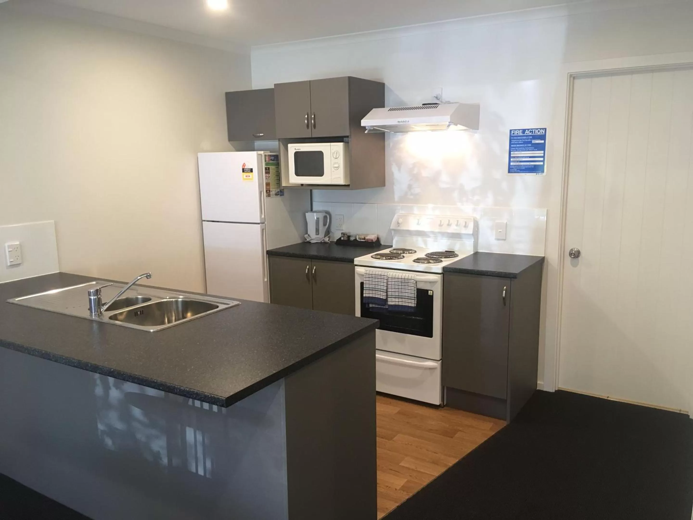Kitchen or kitchenette in Woodlands Motels And Apartments