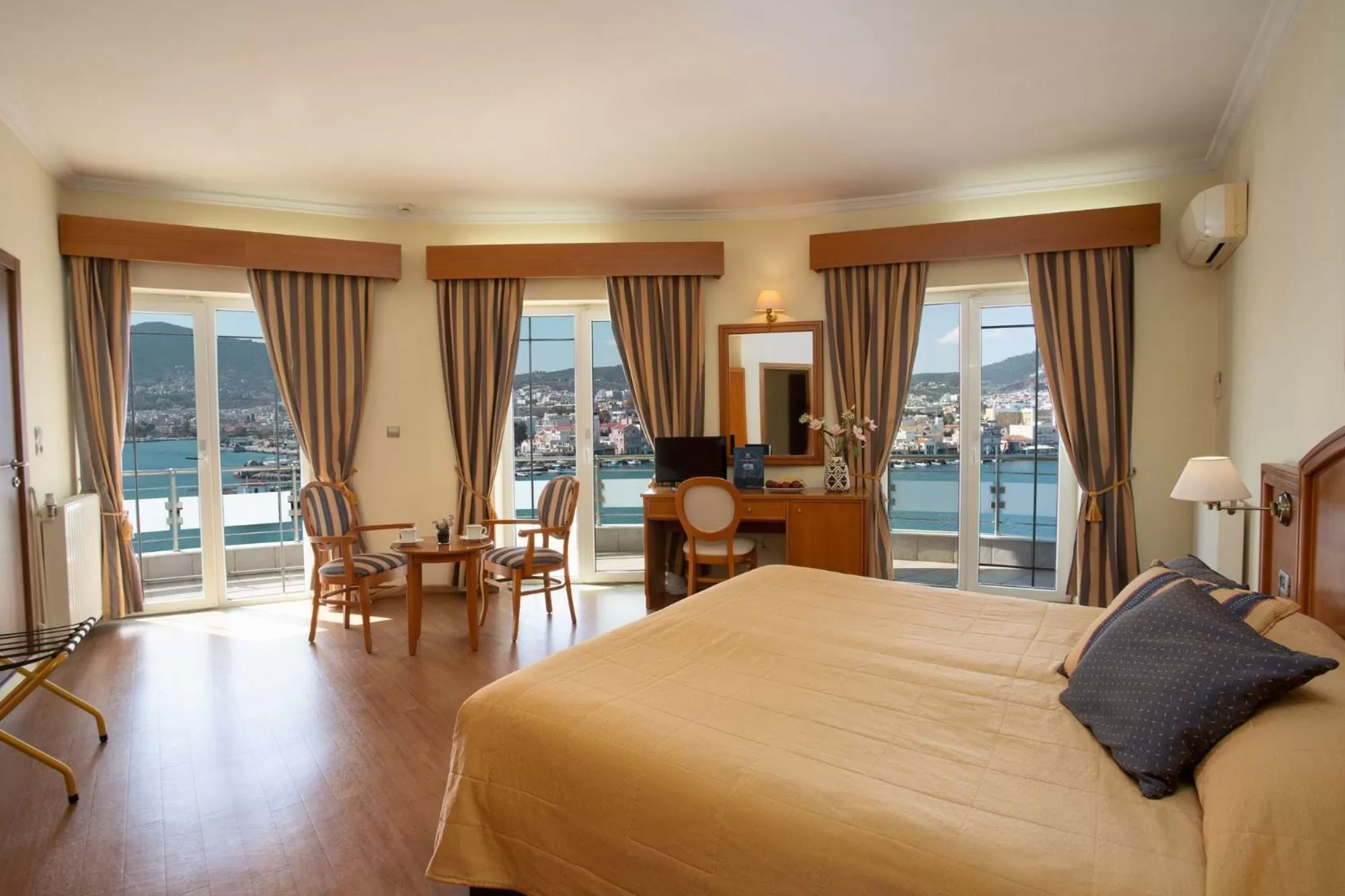 Balcony/Terrace, Bed in Blue Sea Hotel