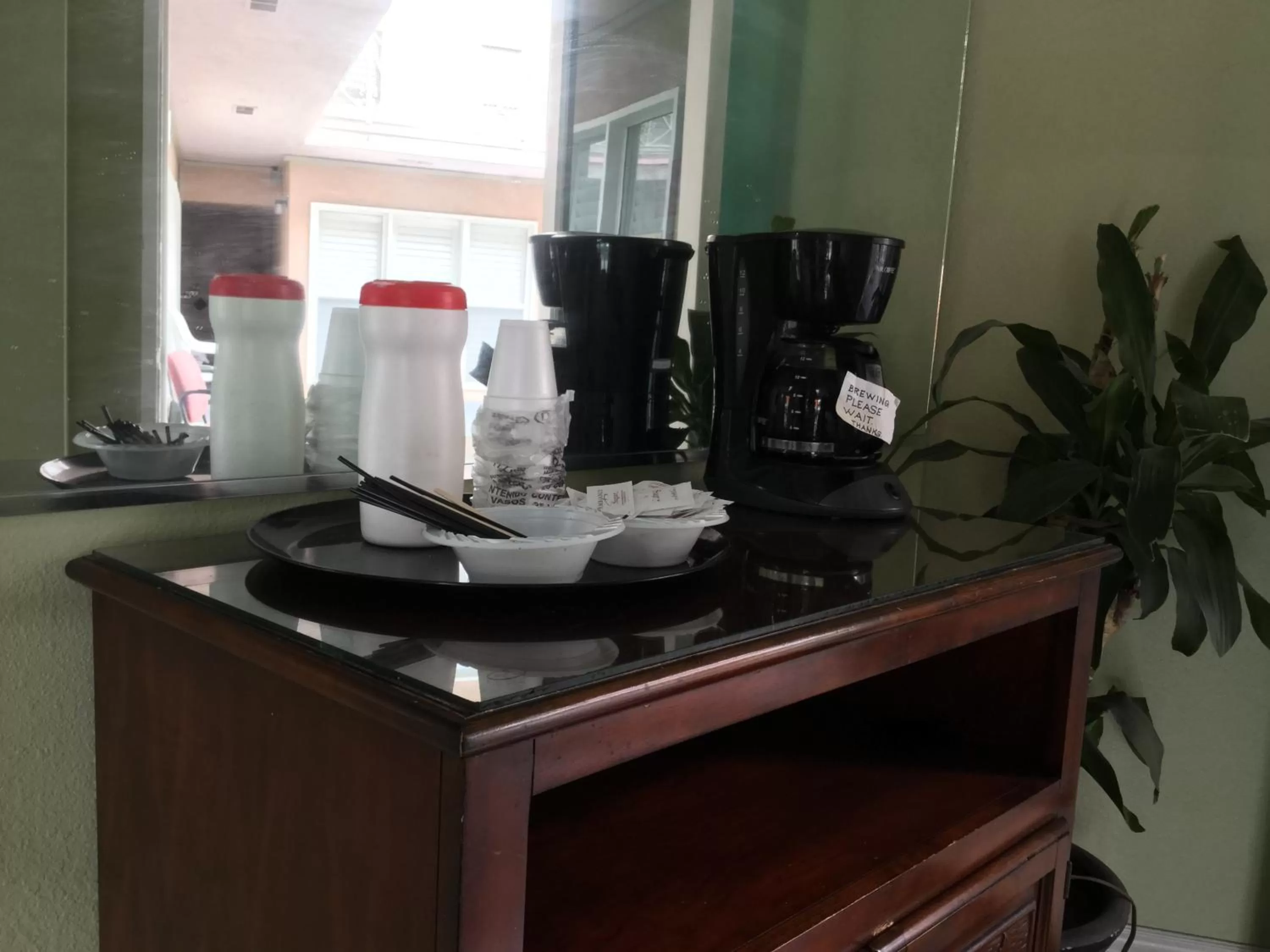 Coffee/tea facilities in Bevonshire Lodge Motel