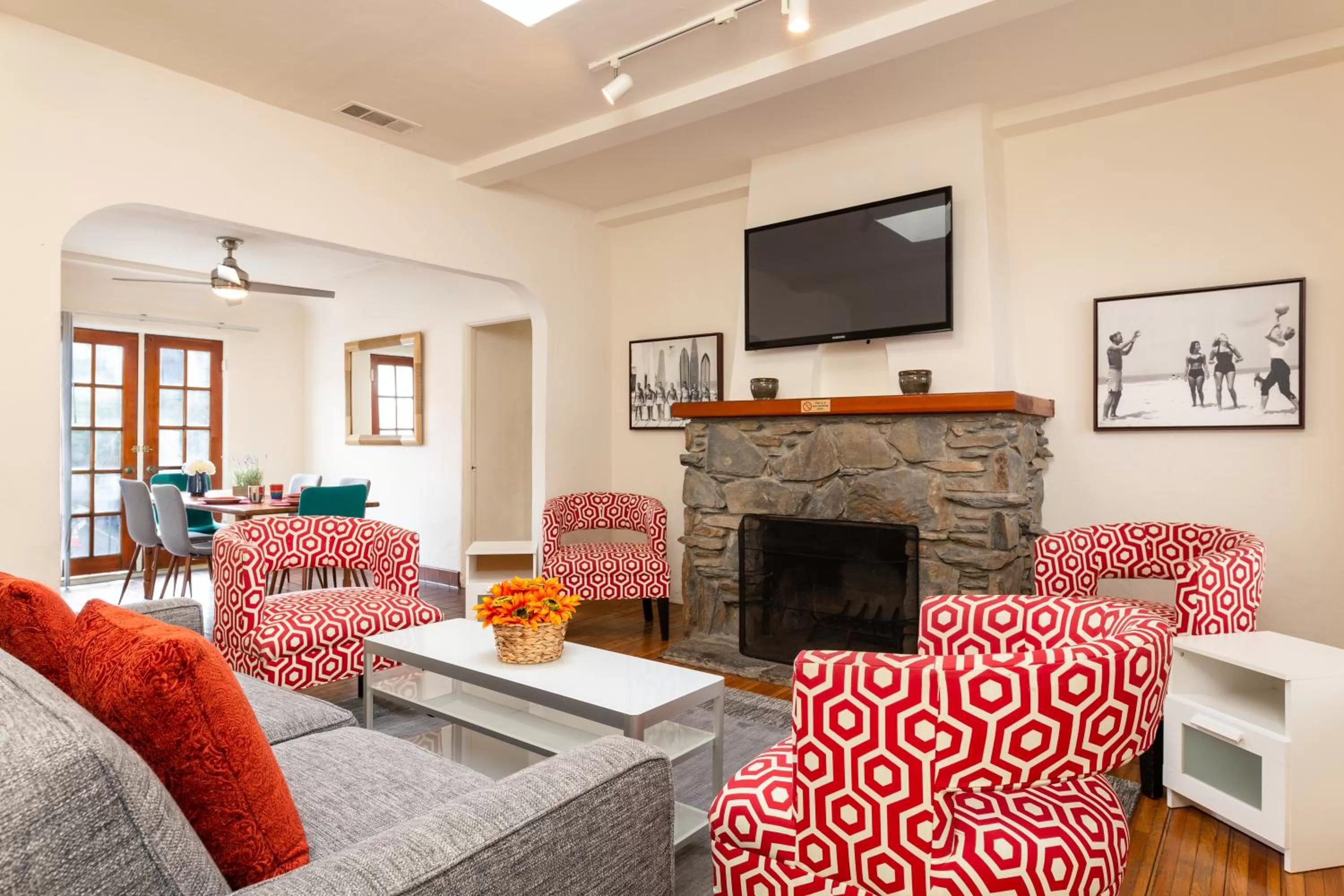 Communal lounge/ TV room in The Sea View Inn At The Beach