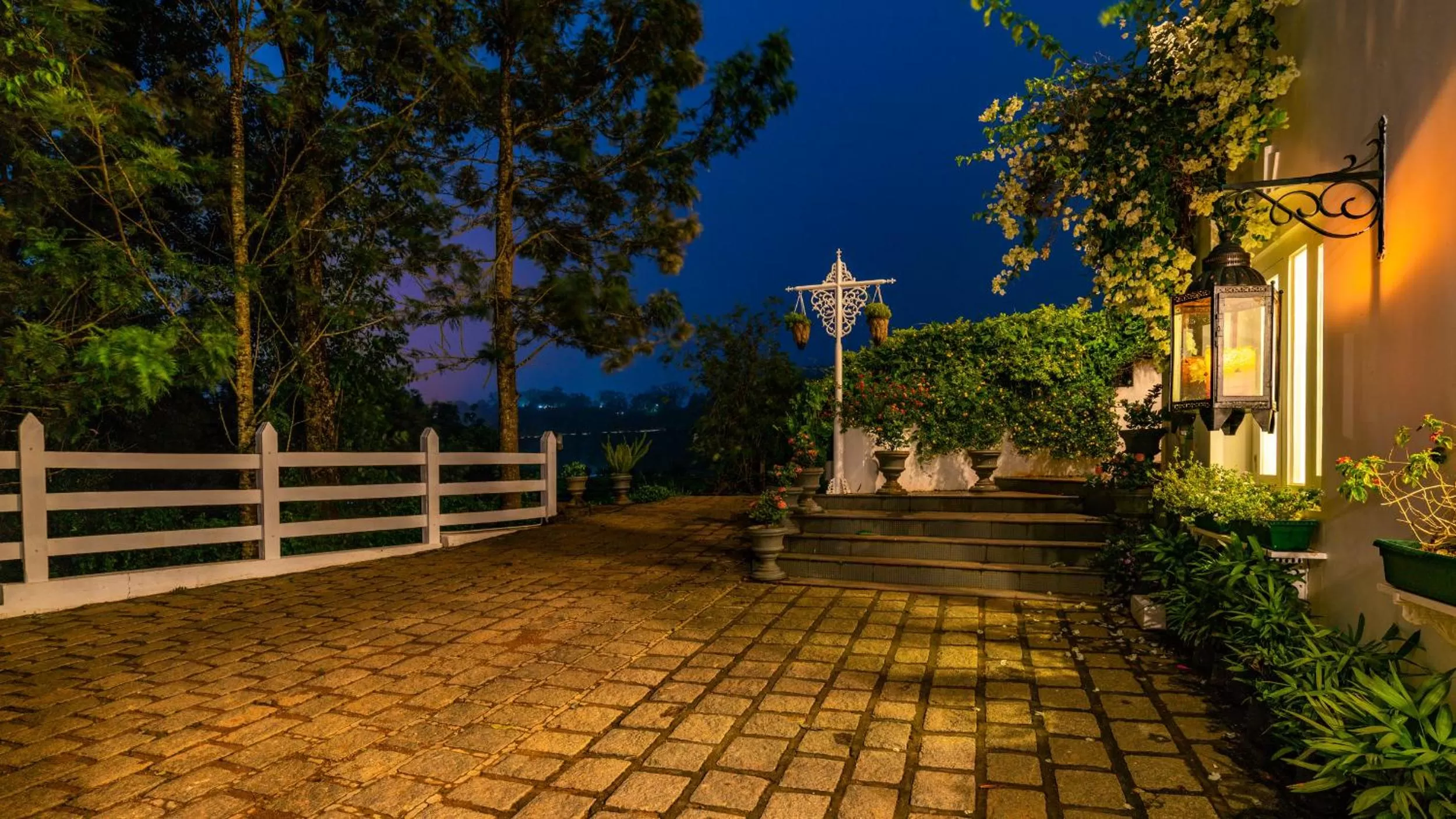 Facade/entrance in Tea Harvester