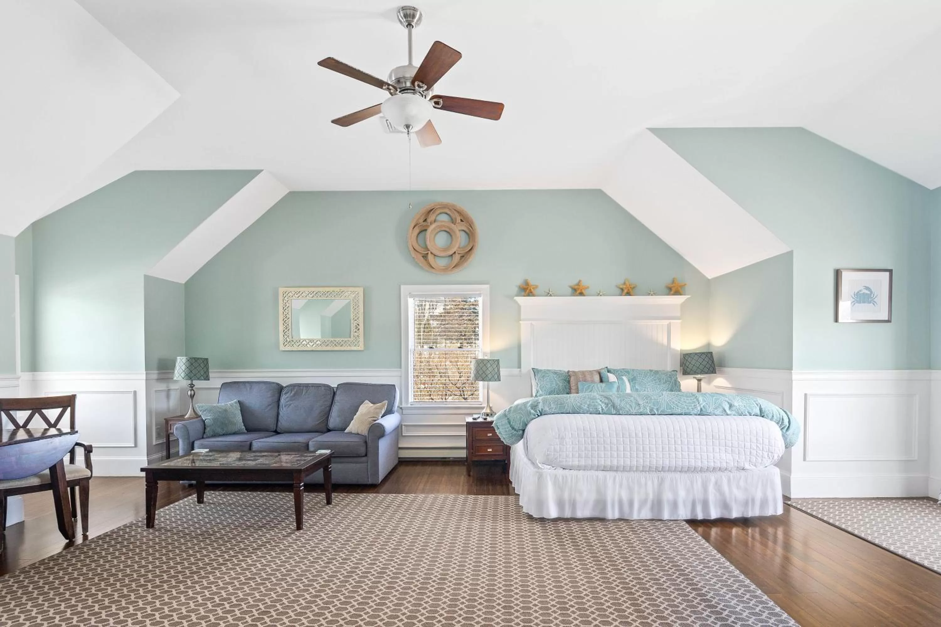 Bed in The Beacon Waterfront Inn