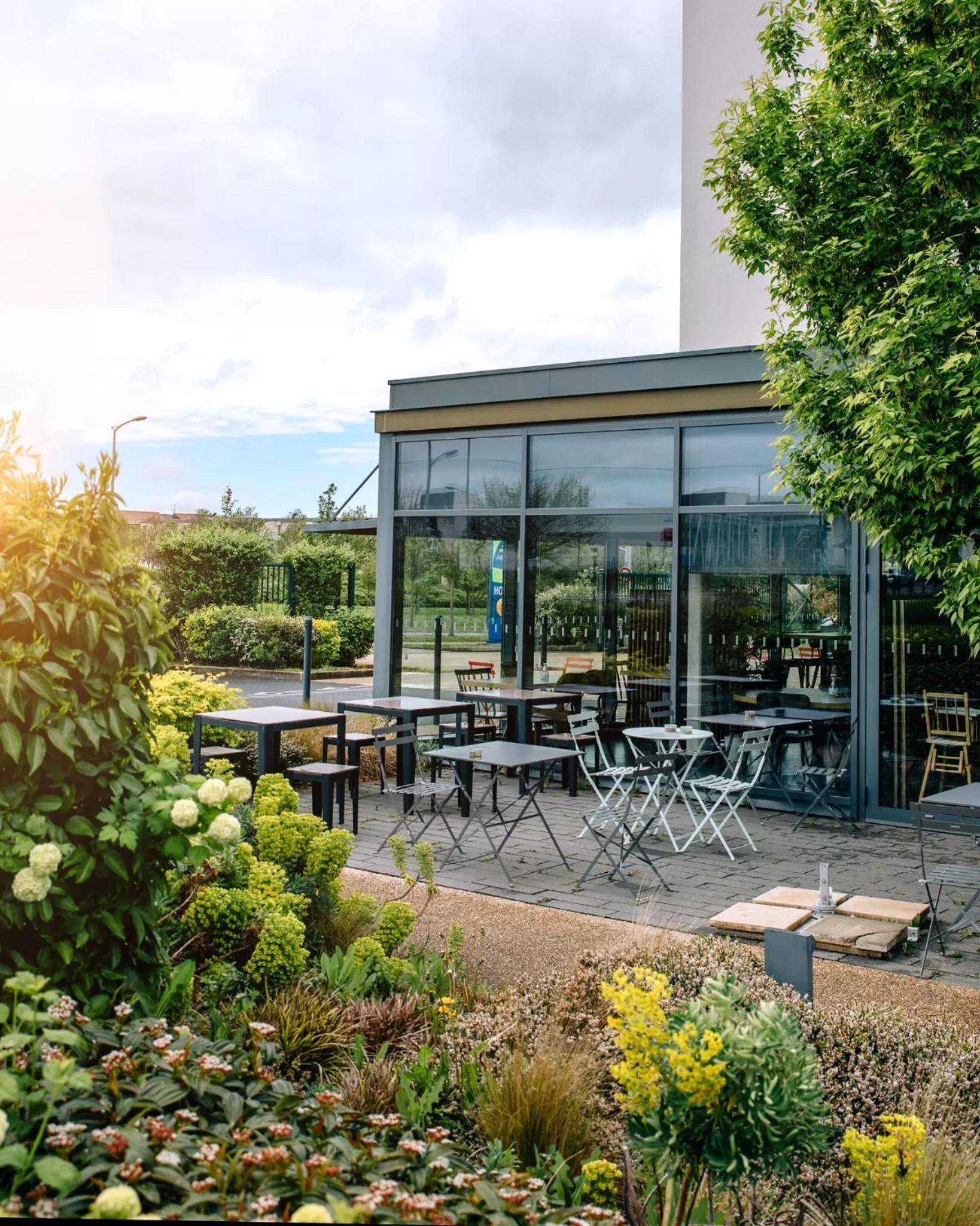Patio in Hôtel Akena Reims Bezannes