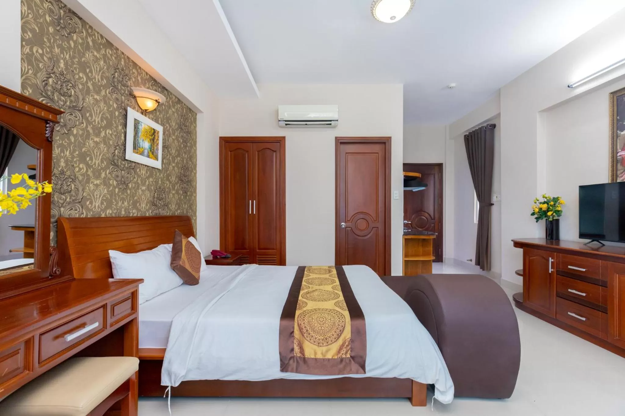 Photo of the whole room, Bed in Queen Garden Hotel & Apartment