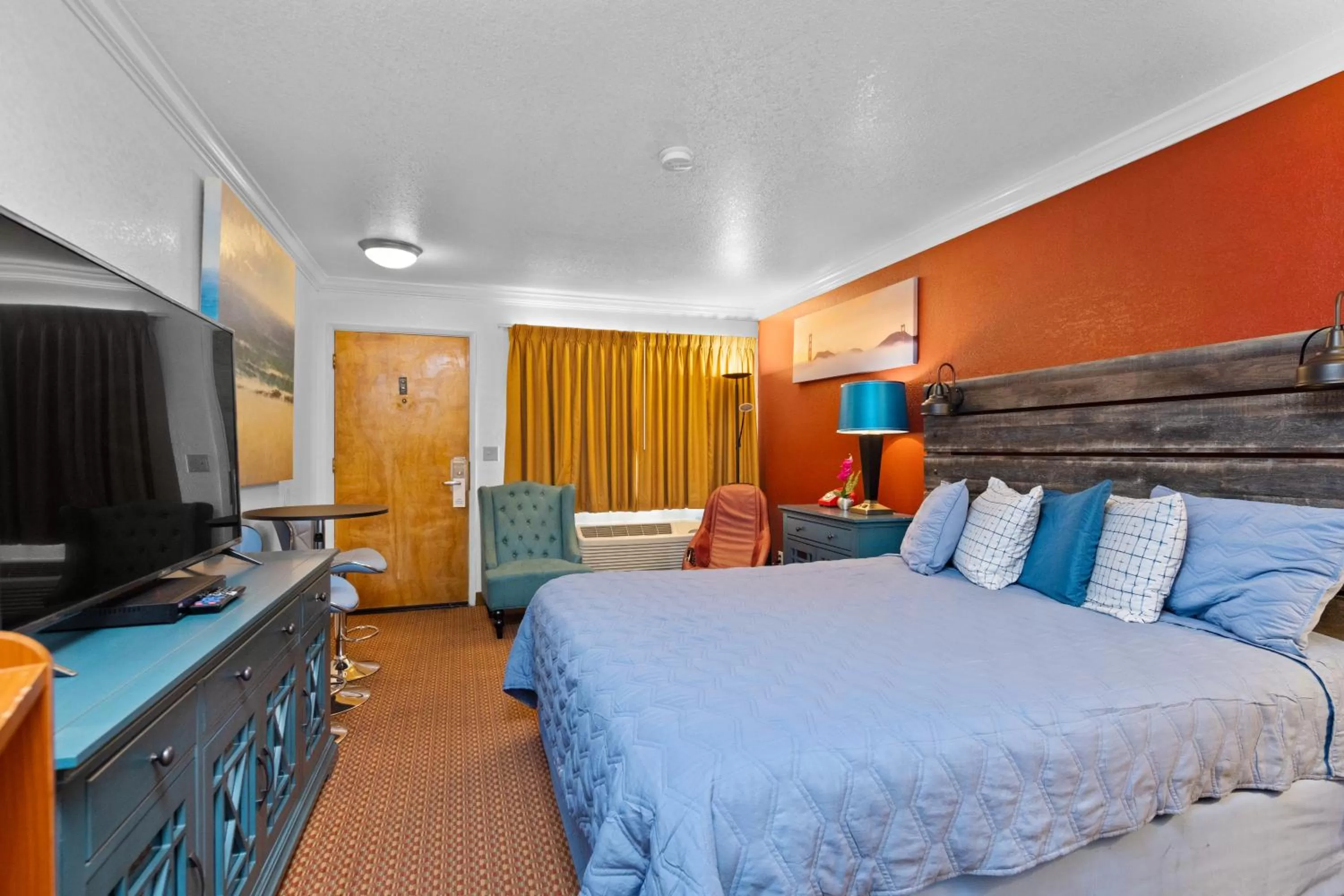Photo of the whole room, Bed in Americana Inn Motel