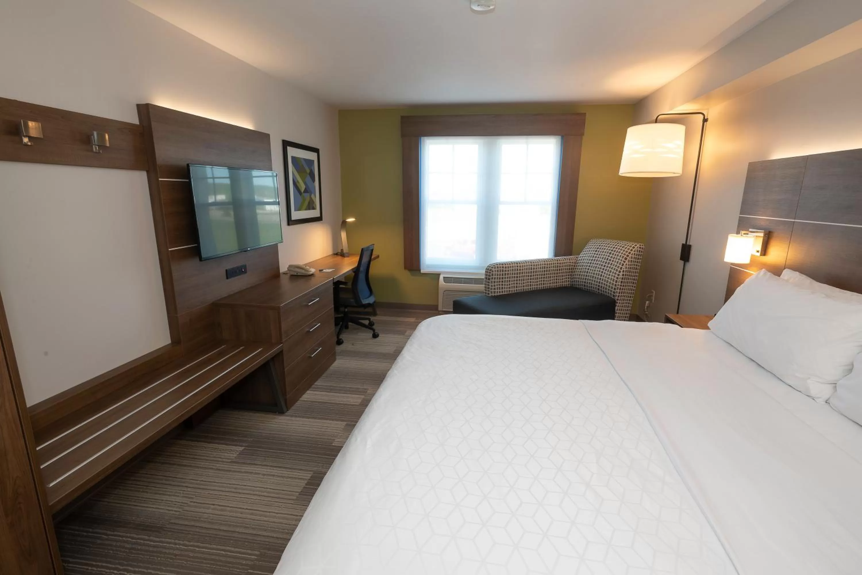 Photo of the whole room, Bed in Holiday Inn Express & Suites Iron Mountain by IHG