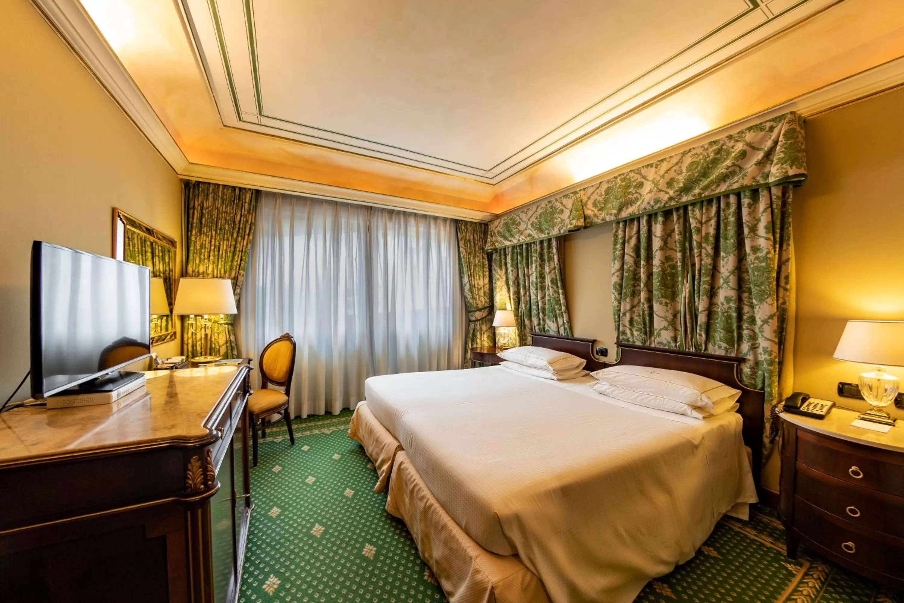 Photo of the whole room, Bed in River Chateau Hotel