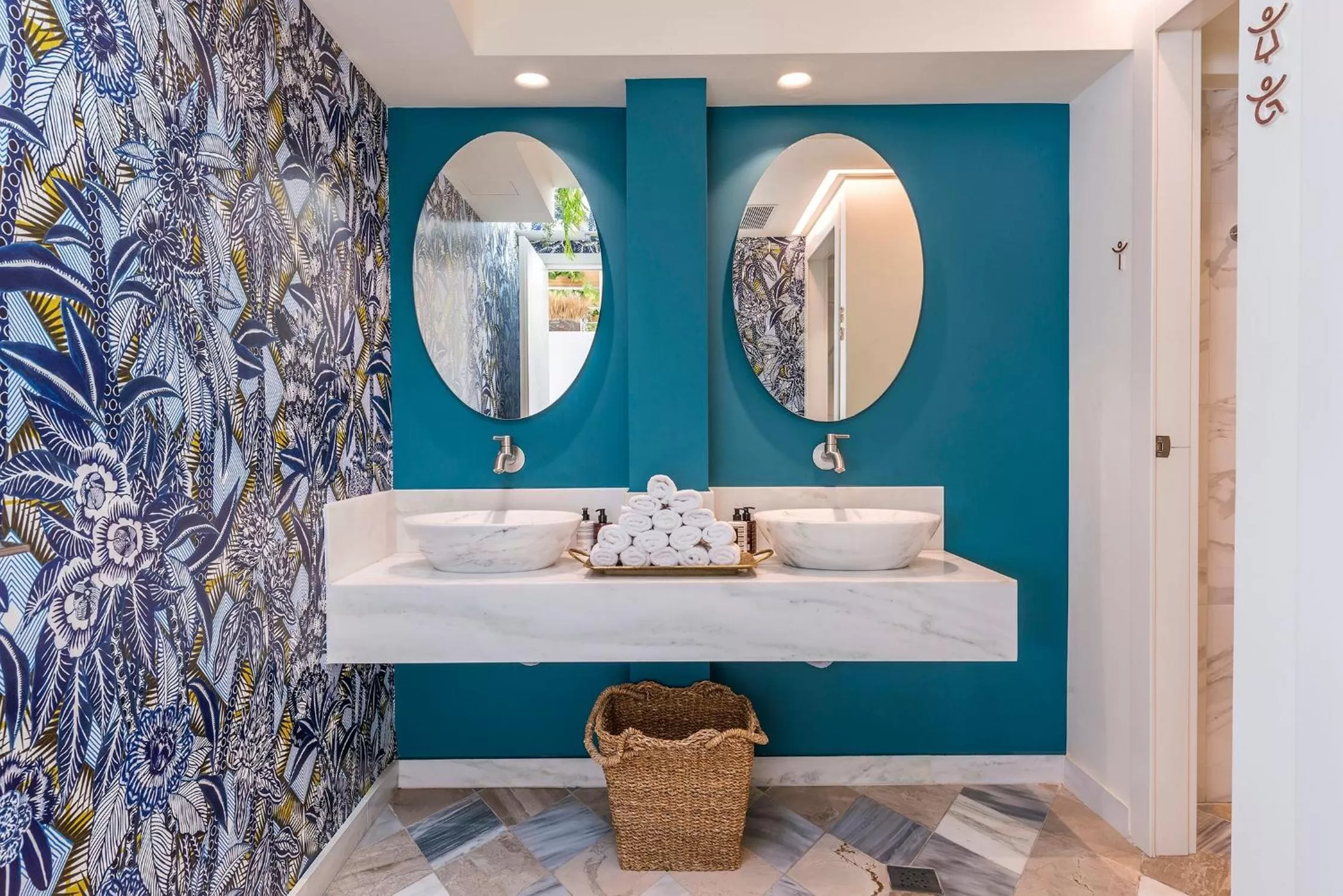 Restaurant/places to eat in Niche Hotel Athens