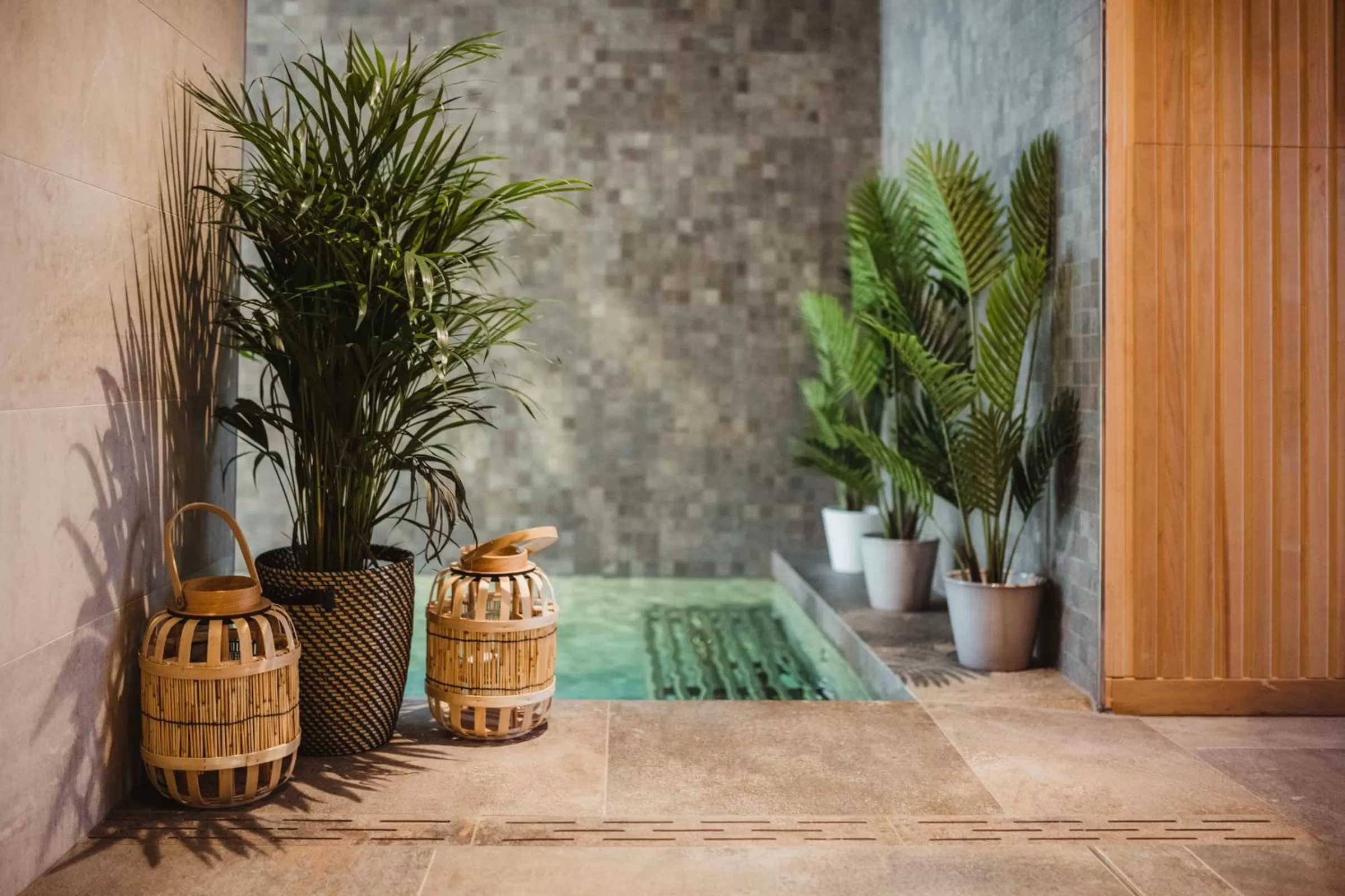 Swimming pool in Golden Lakes Hotel