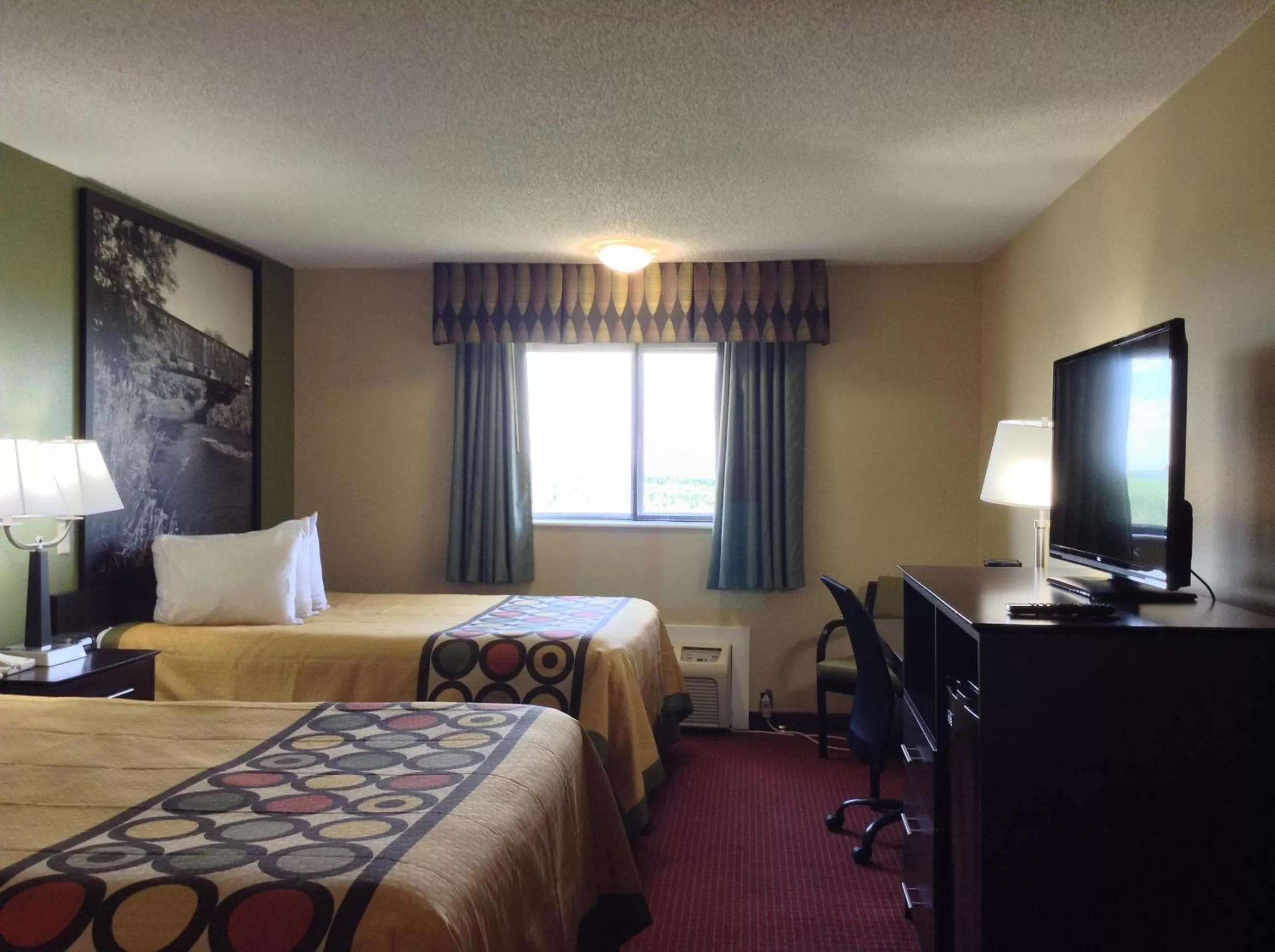 Decorative detail, Bed in Super 8 by Wyndham Grinnell IA