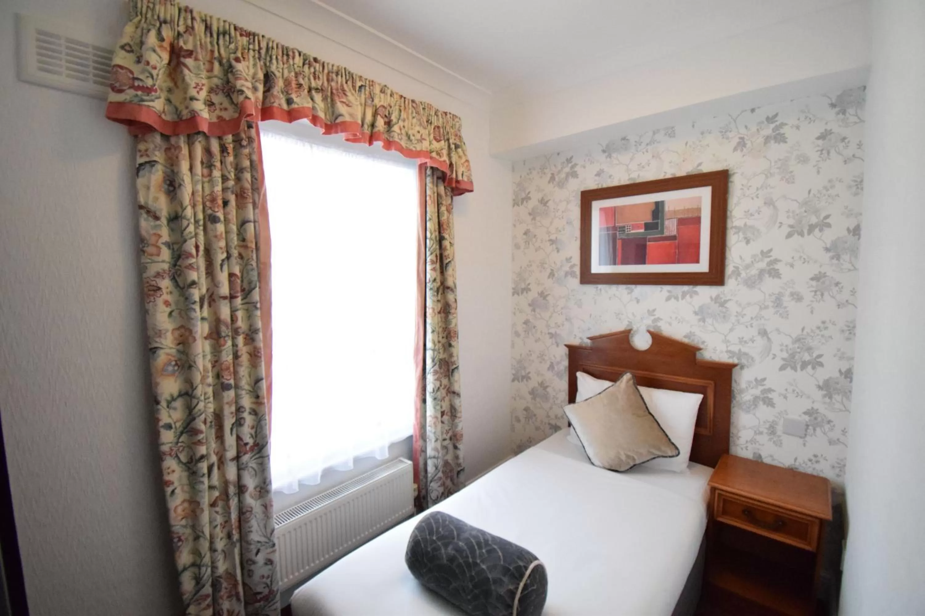 Bed in Pembridge Palace Hotel