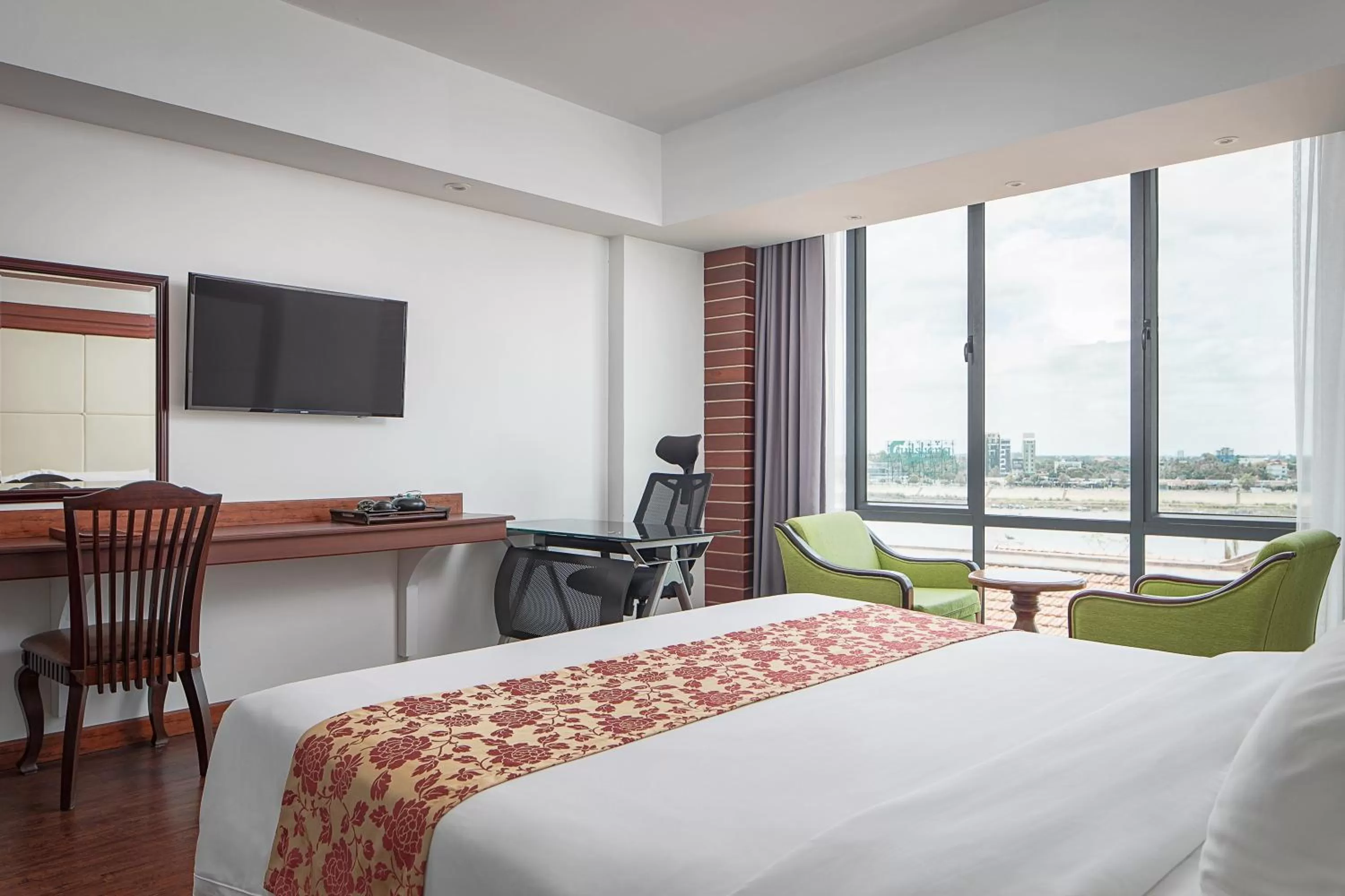 Communal lounge/ TV room, Bed in Ohana Phnom Penh Palace Hotel