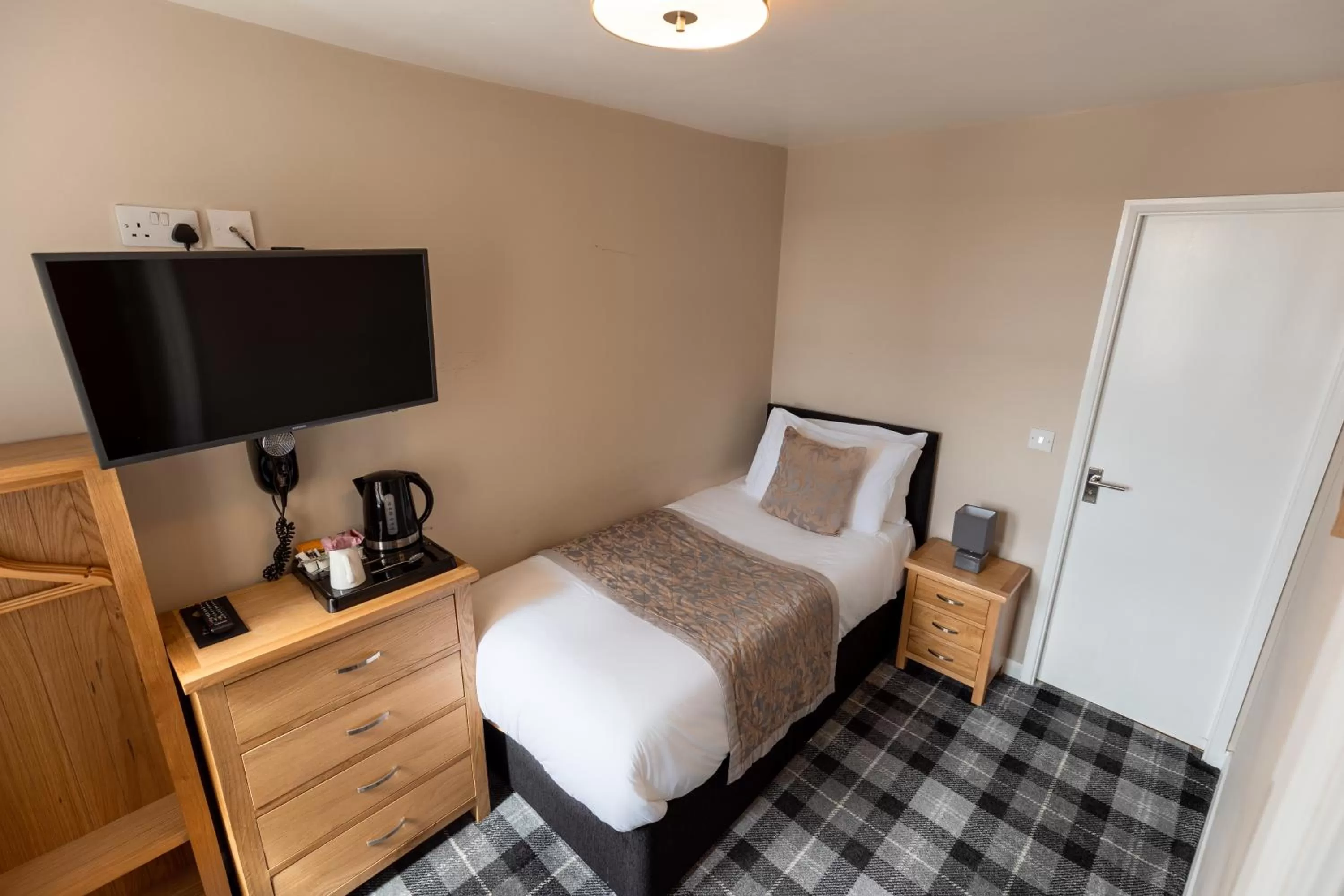 Bed in The Resolution Hotel