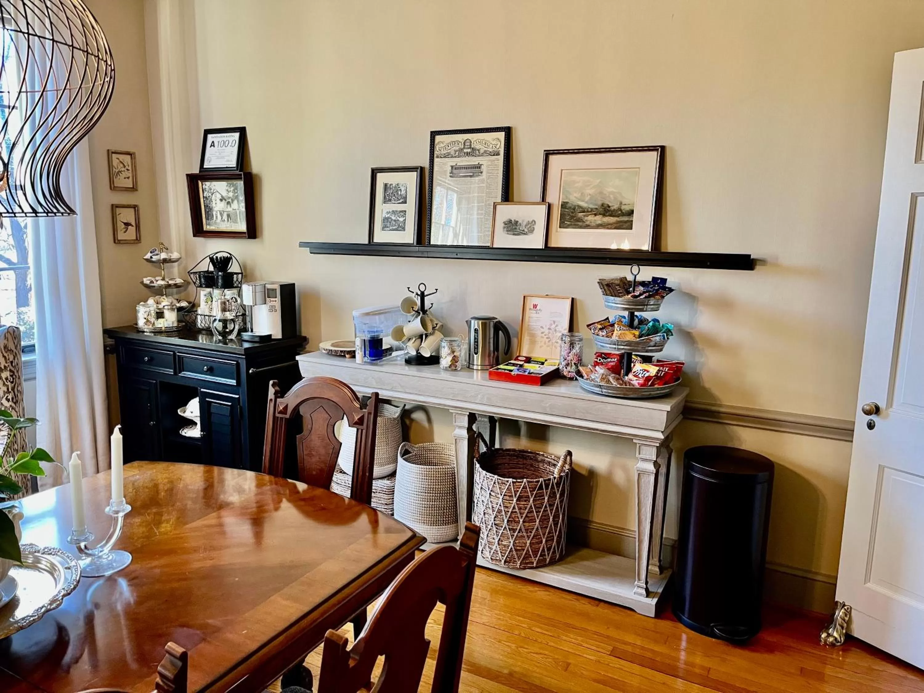 The Holly and Ivy Inn