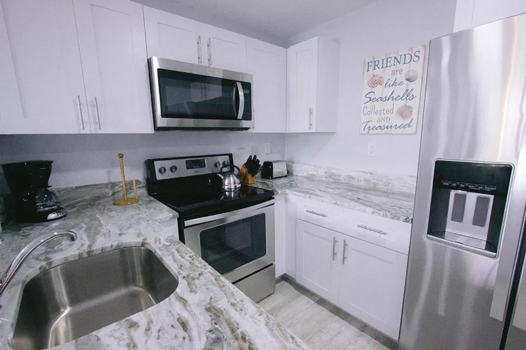 Kitchen or kitchenette in Vistalmar Beach Resort