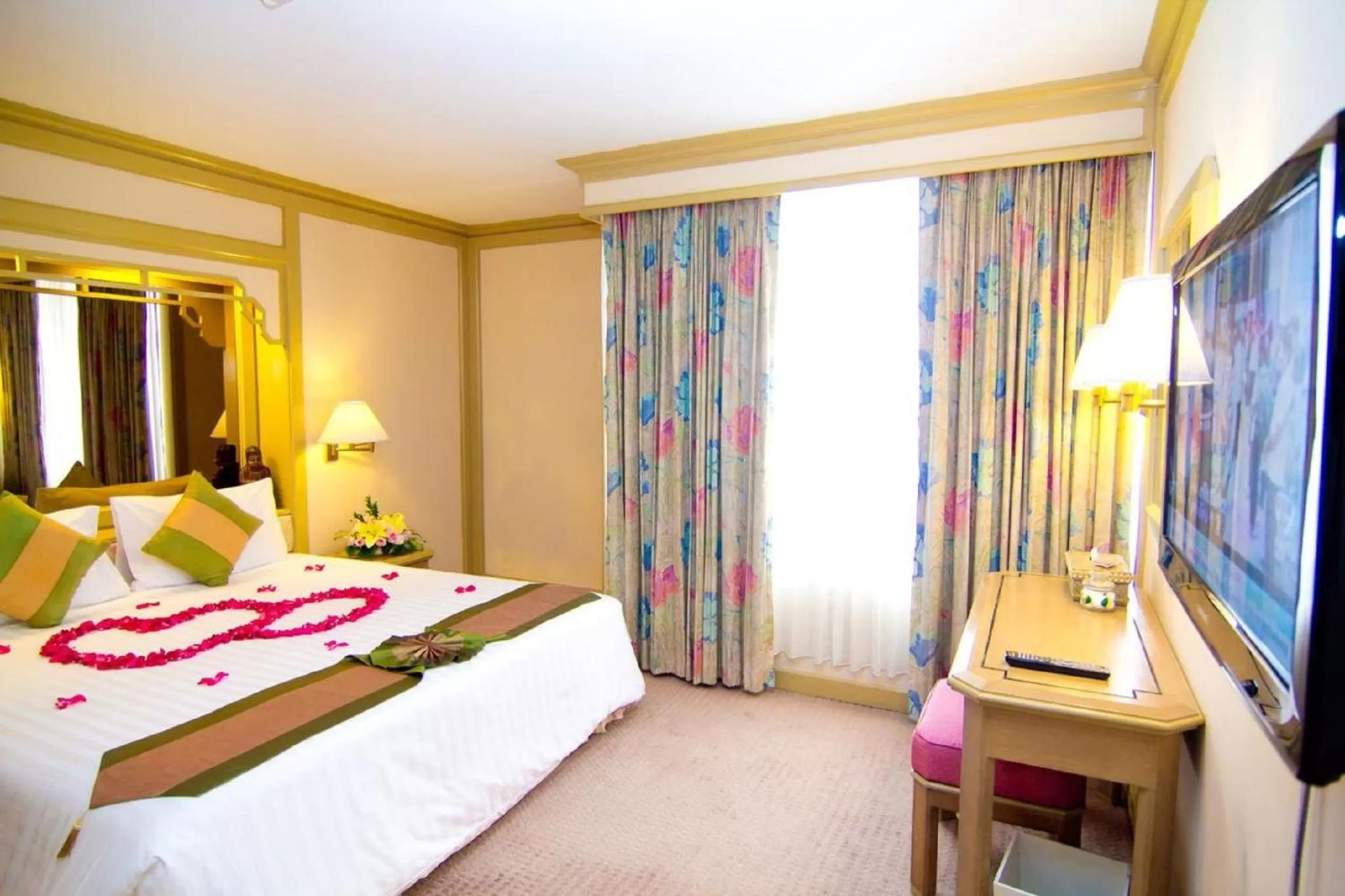 Photo of the whole room, Bed in Hansa JB Hotel, Hatyai