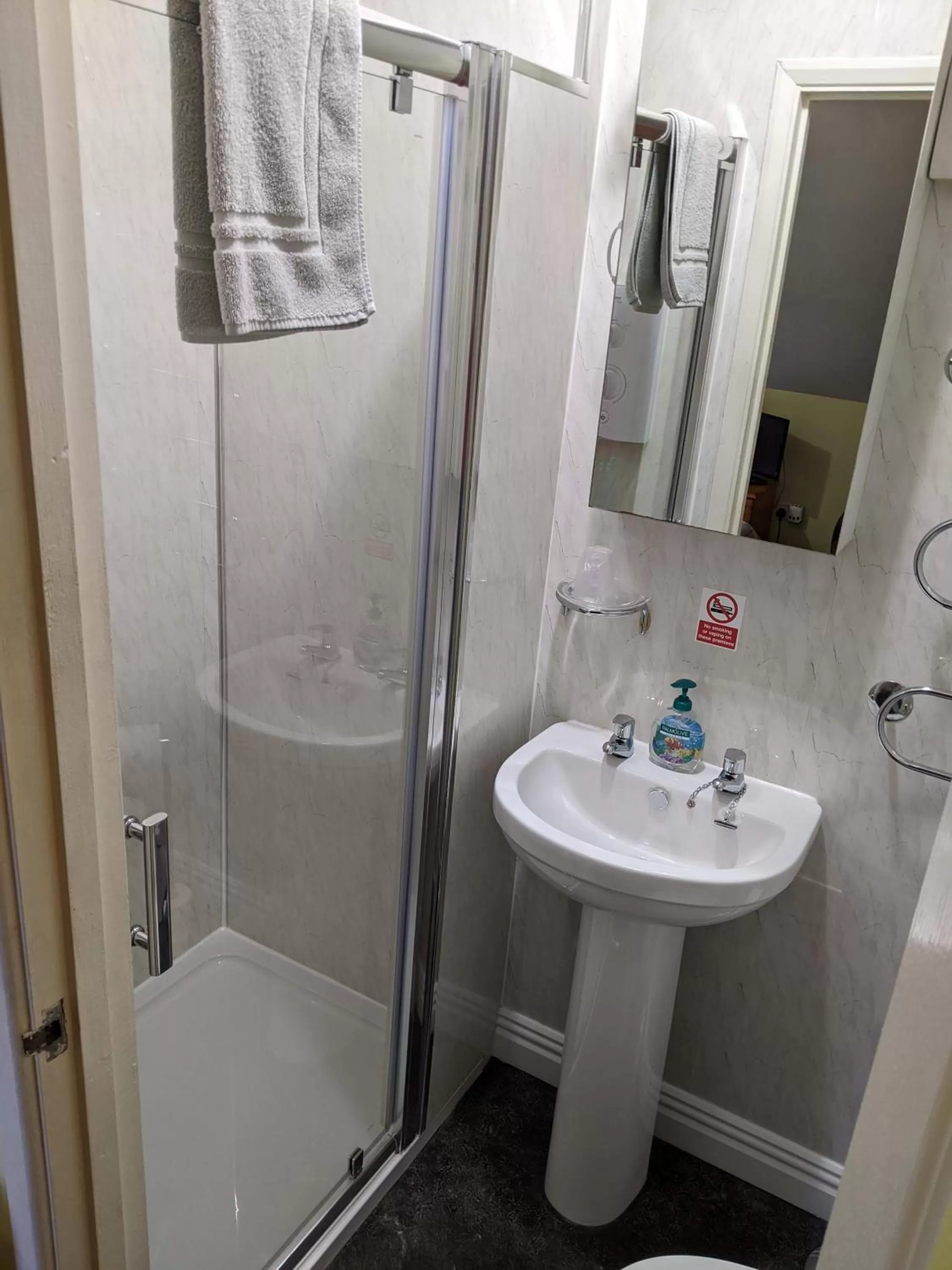 Kingswinford Guest House with Free Parking