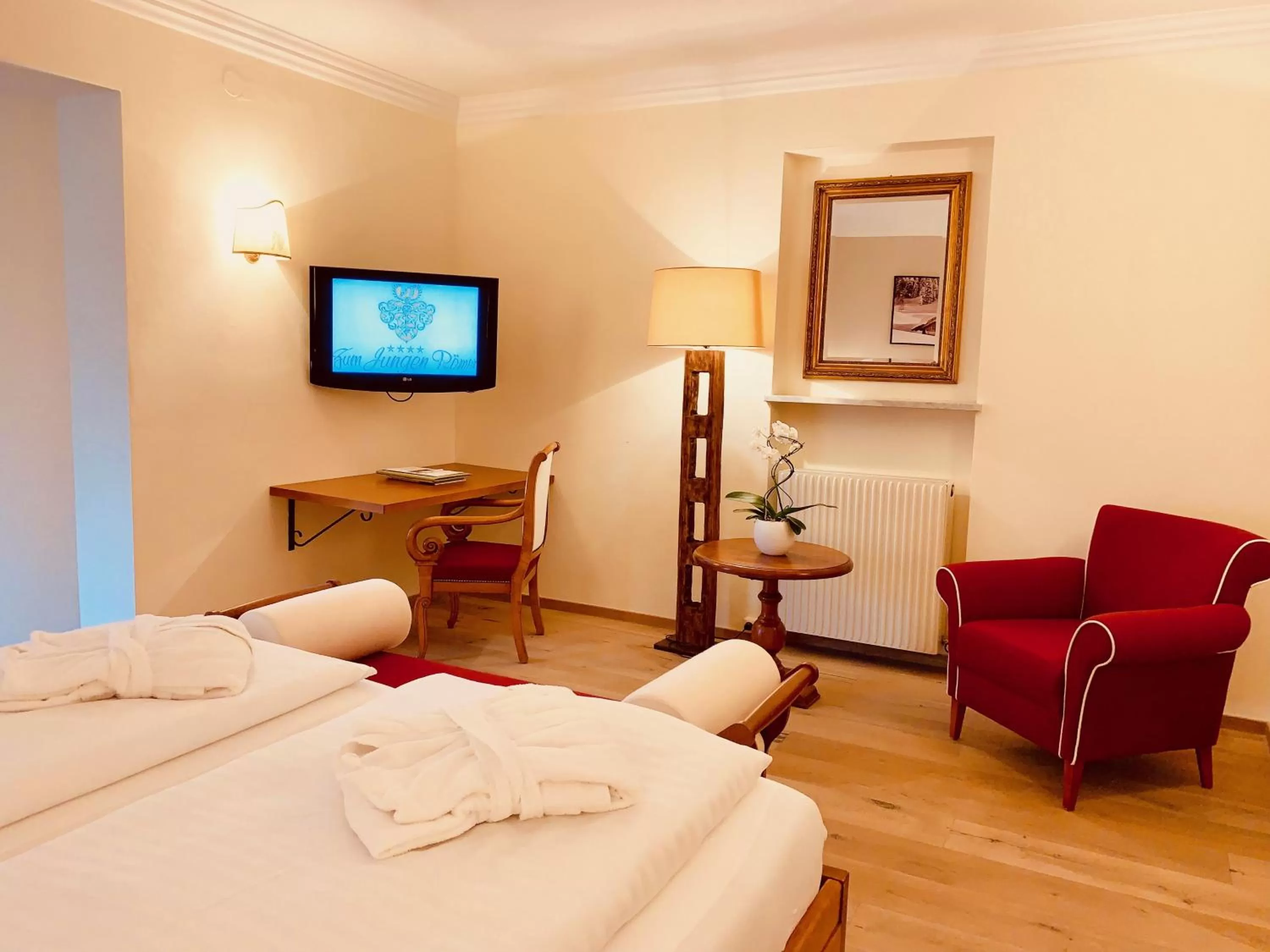 Photo of the whole room, Bed in Hotel Zum Jungen Römer