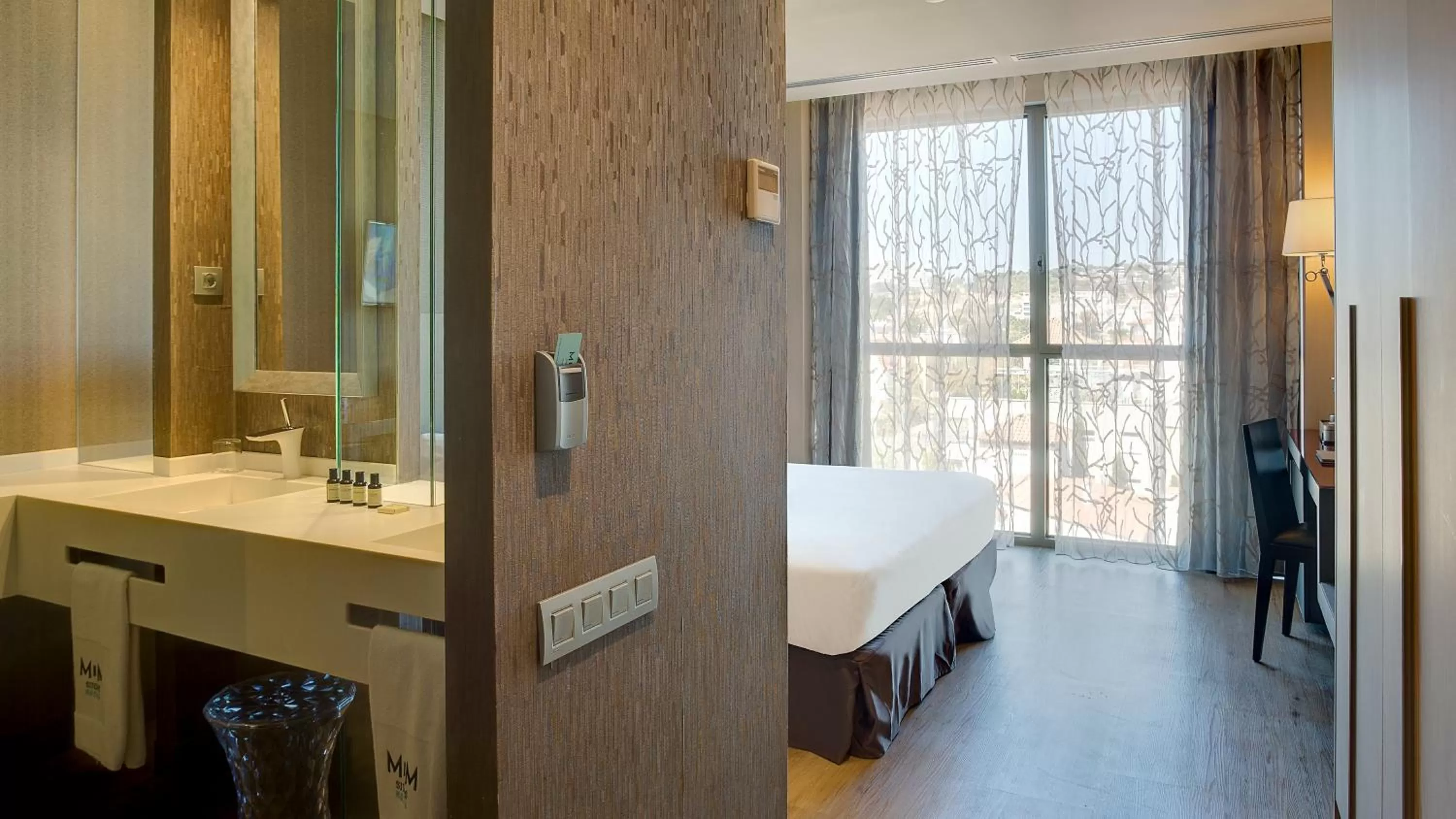 Bathroom, Bed in Hotel MiM Sitges & Spa