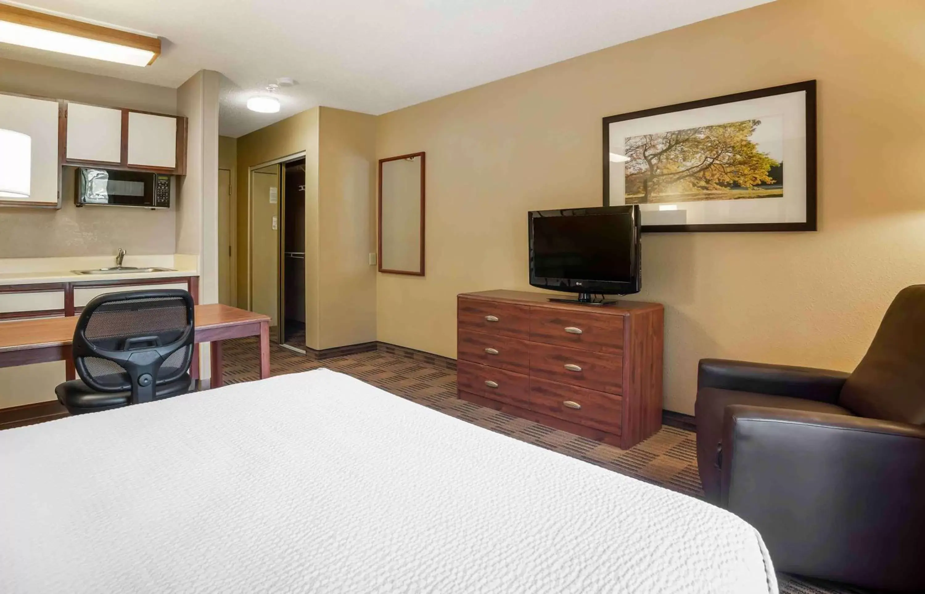 Queen Studio - Non-Smoking in Extended Stay America Select Suites - Columbia - Gateway Drive Queen Studio - Non-Smoking in Extended Stay America Select Suites - Columbia - Gateway Drive