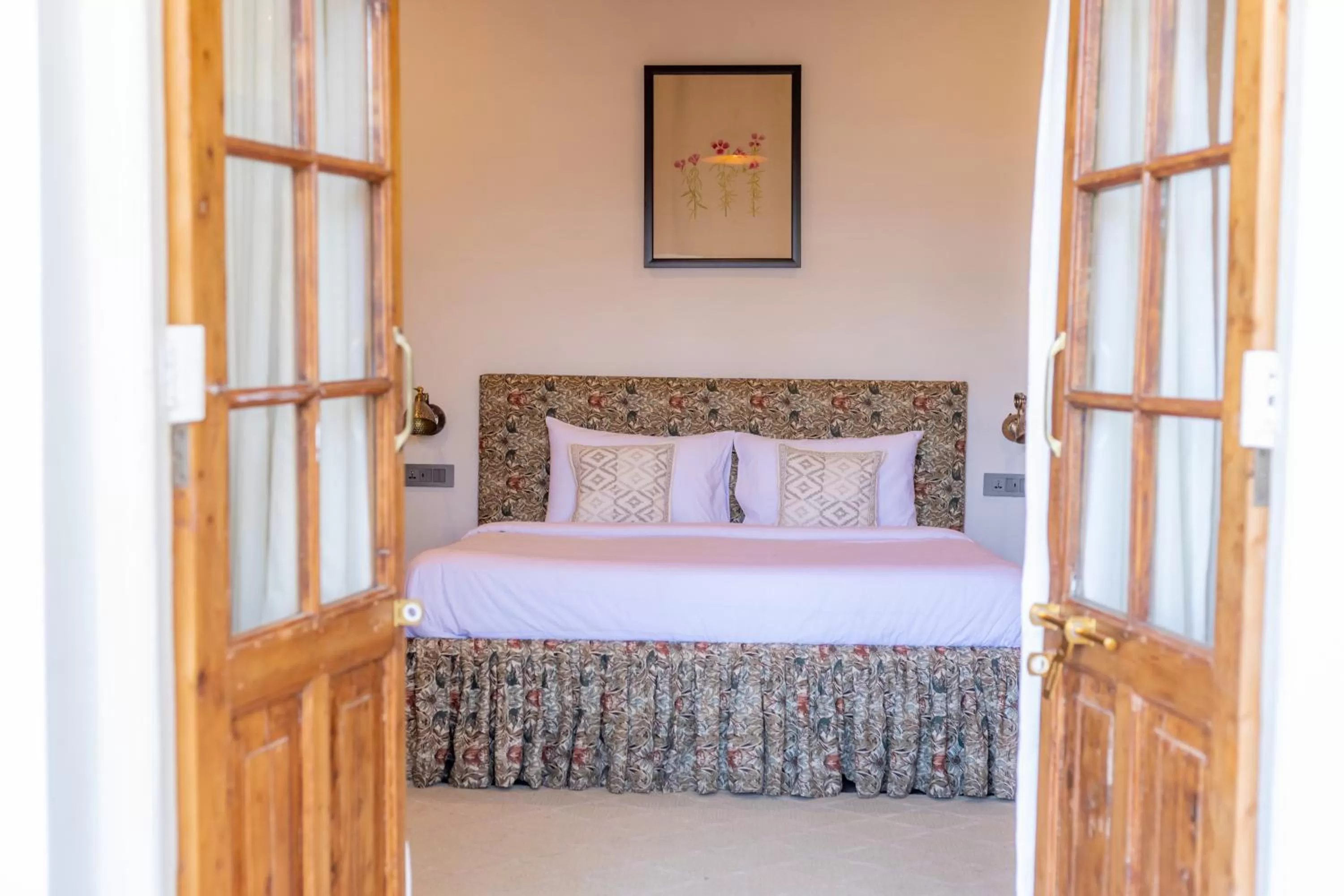 Photo of the whole room, Bed in Seclude Shimla, Taraview