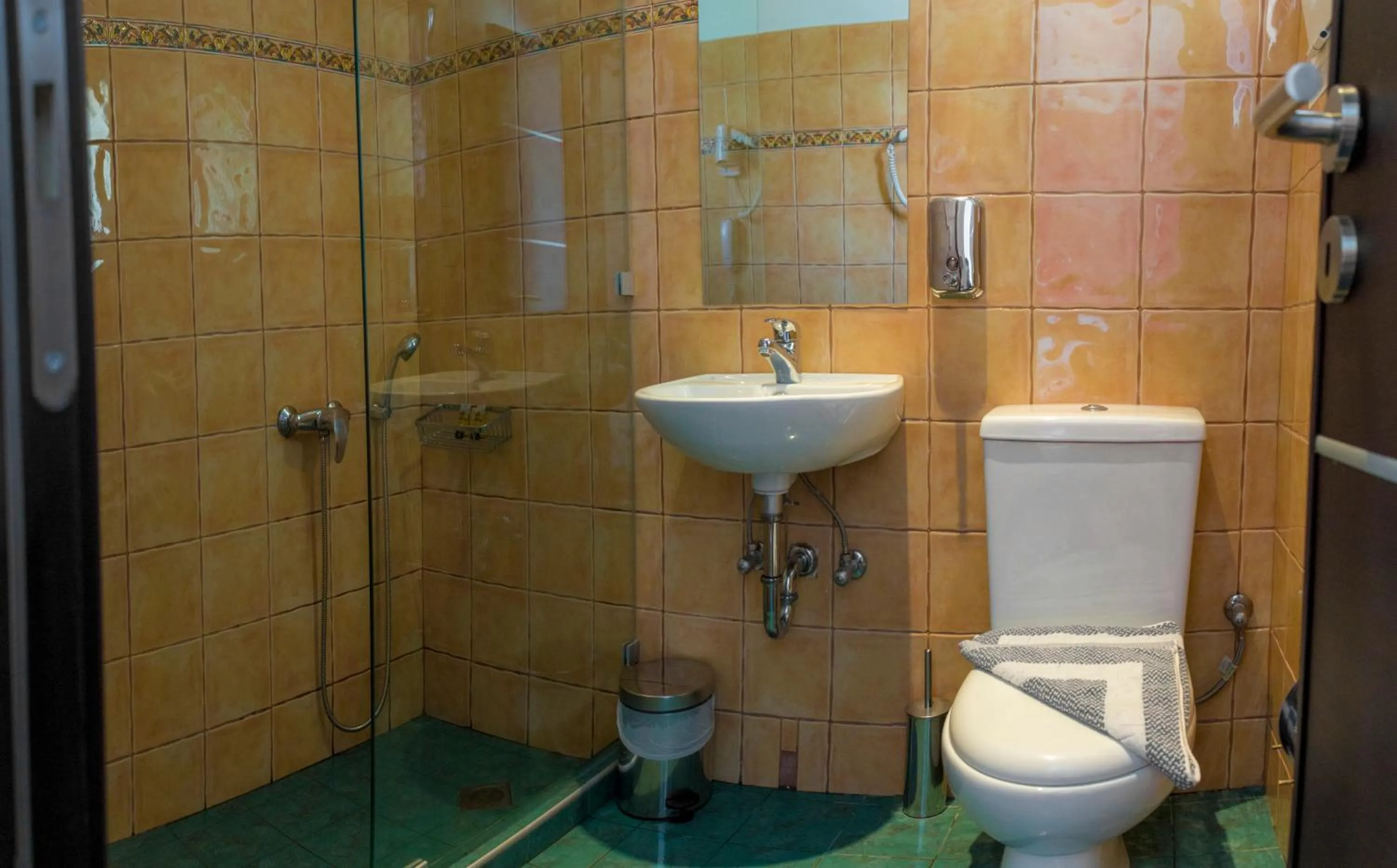 Bathroom in Athens Choice Hotel