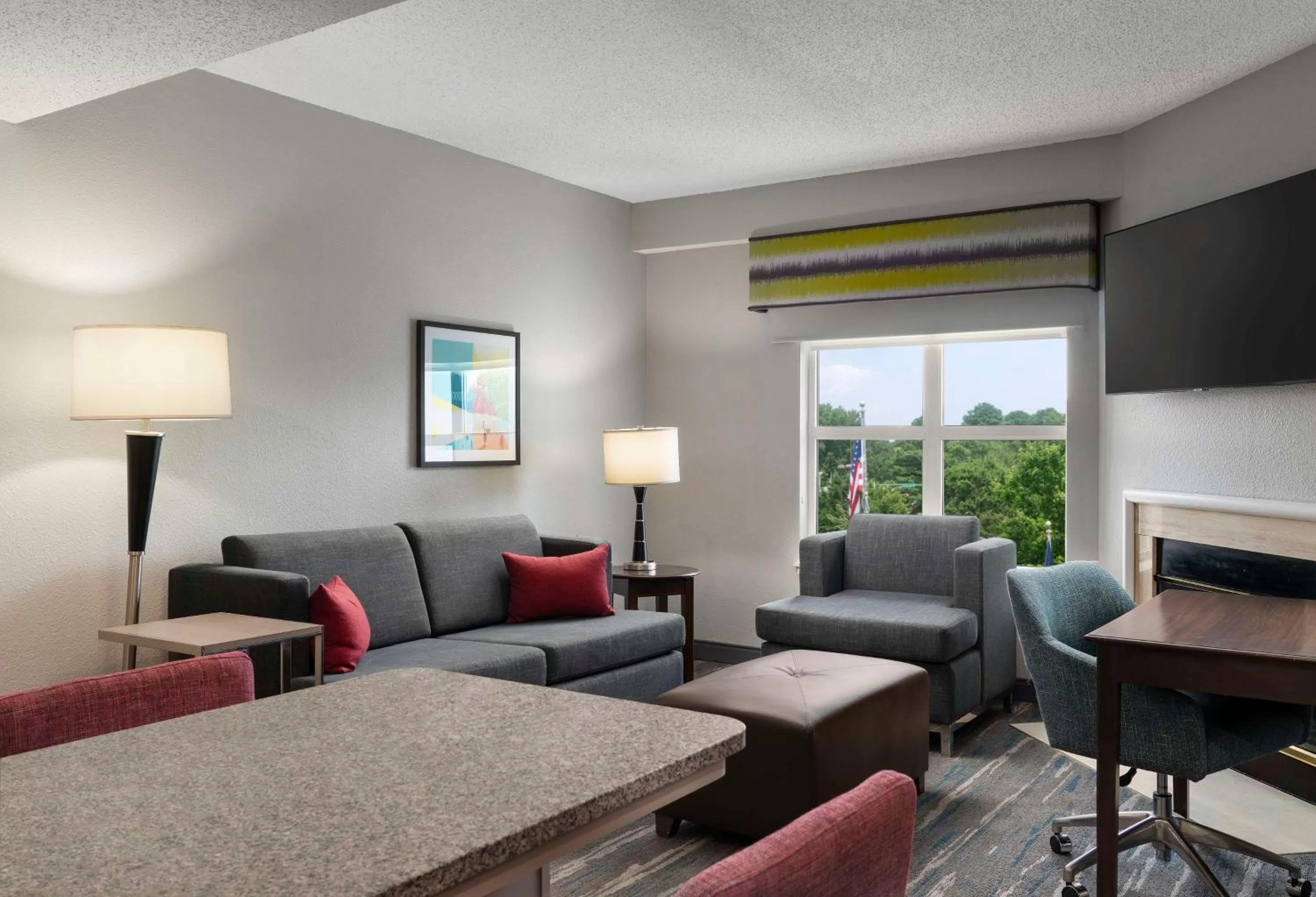 Living room in Hampton Inn & Suites Newport News-Airport - Oyster Point Area