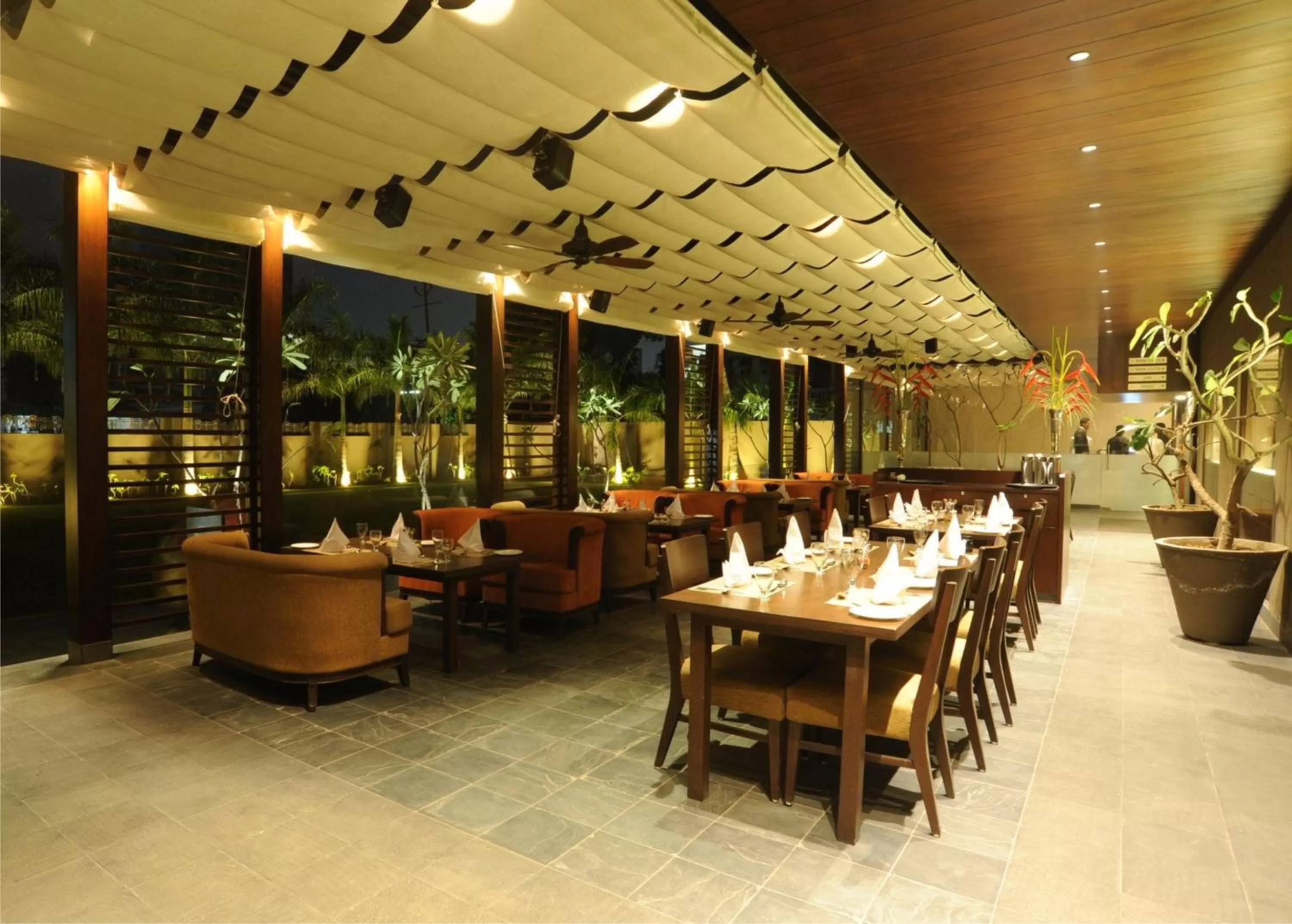 Restaurant/places to eat in Hotel Express Residency Vadodara