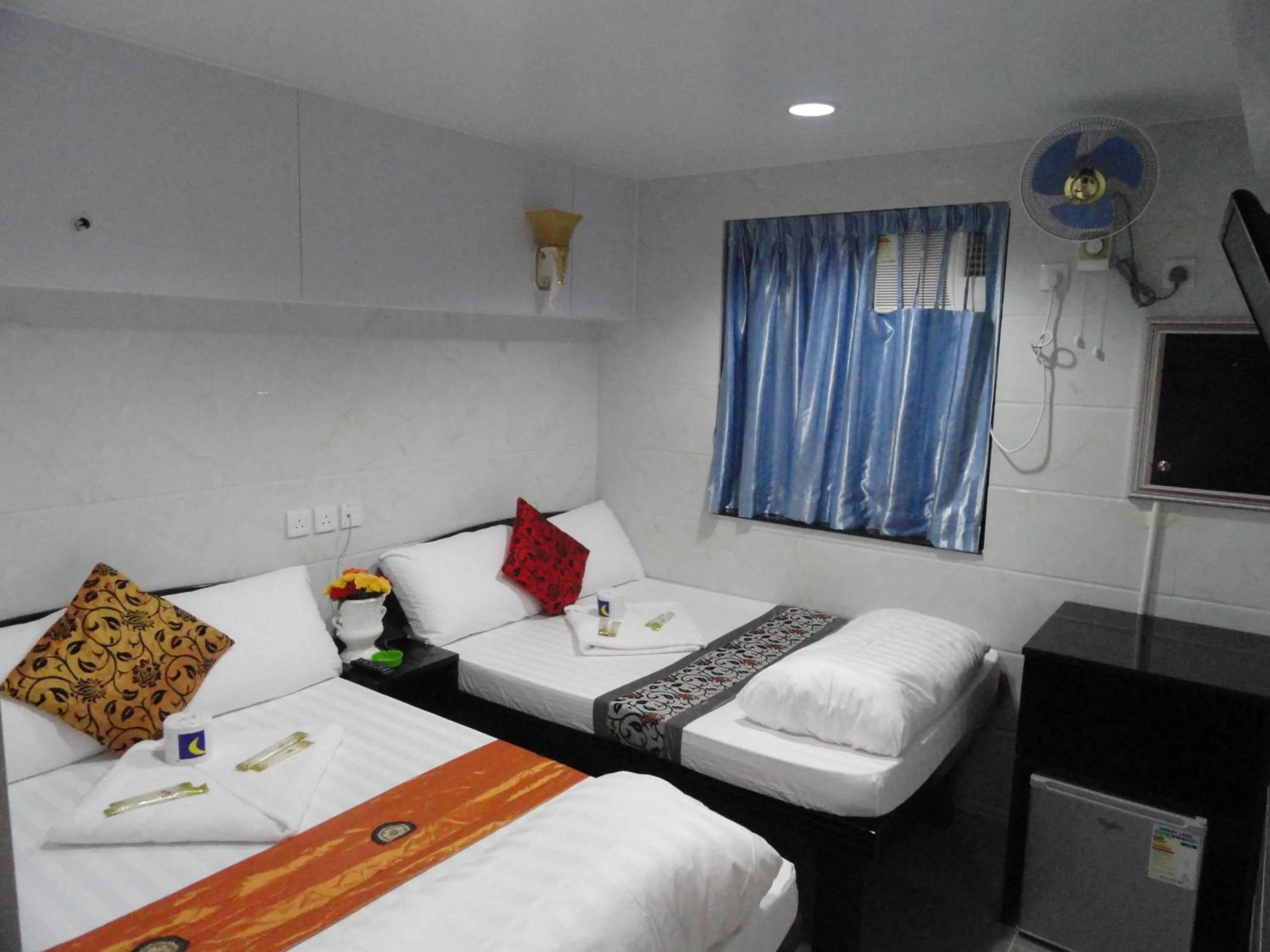 Bed in Paris Guest House DHILLON HOTEL HK LTD 24 HOUR RECEPTION BLOCK D E 10F