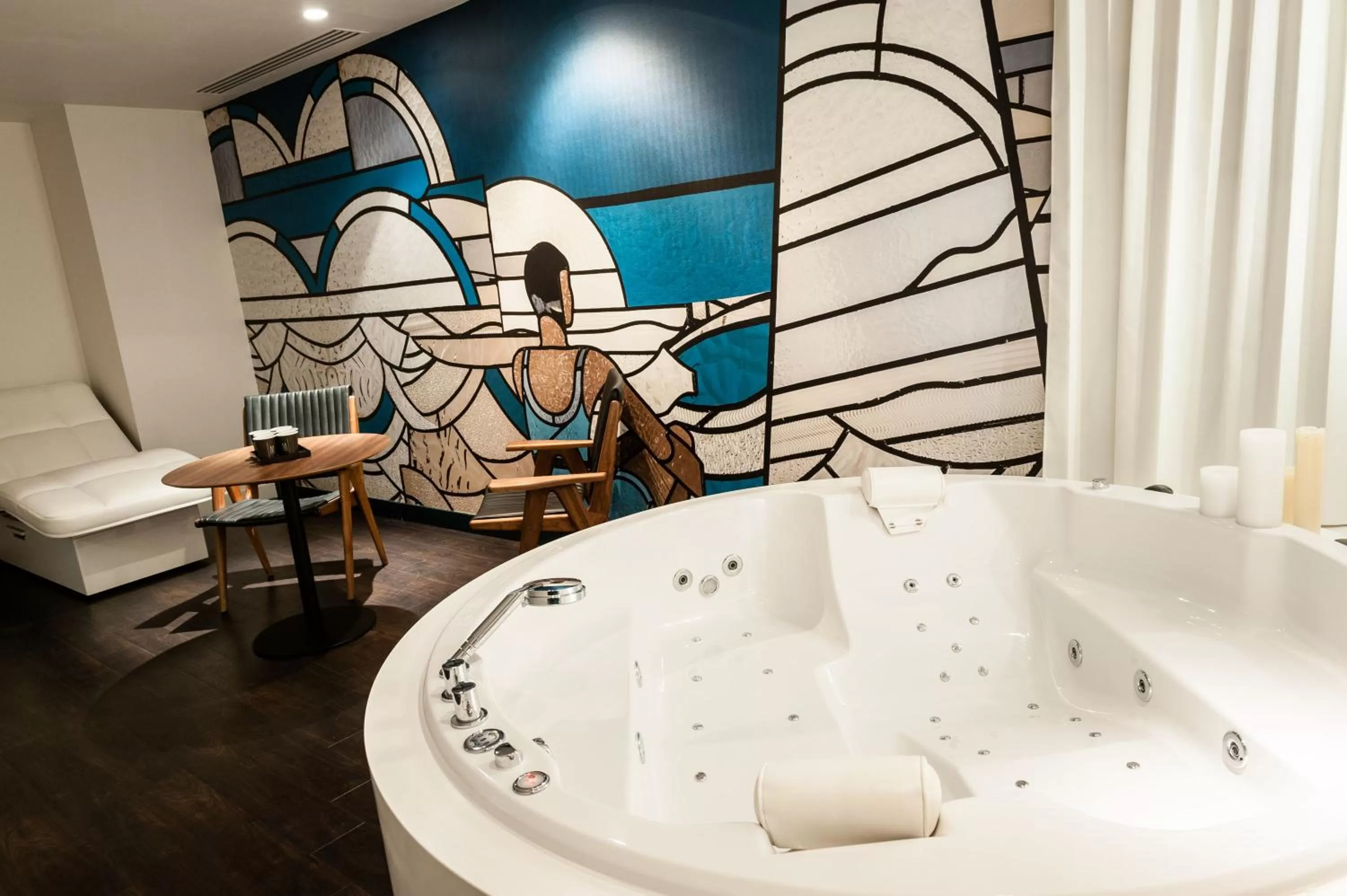 Hot Tub in Molitor Hotel & Spa Paris - MGallery Collection