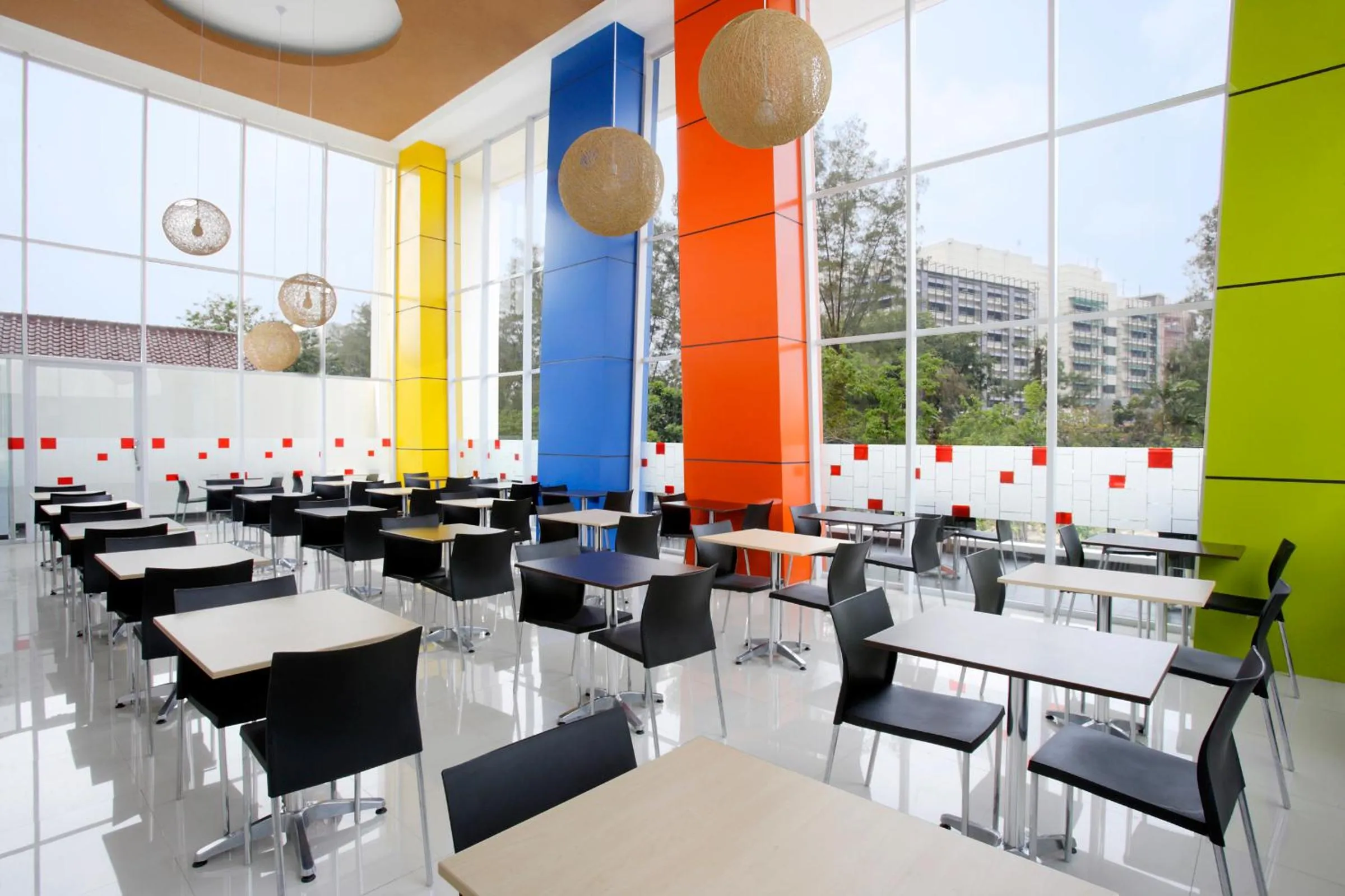 Restaurant/places to eat in Amaris Hotel Dr. Susilo Grogol