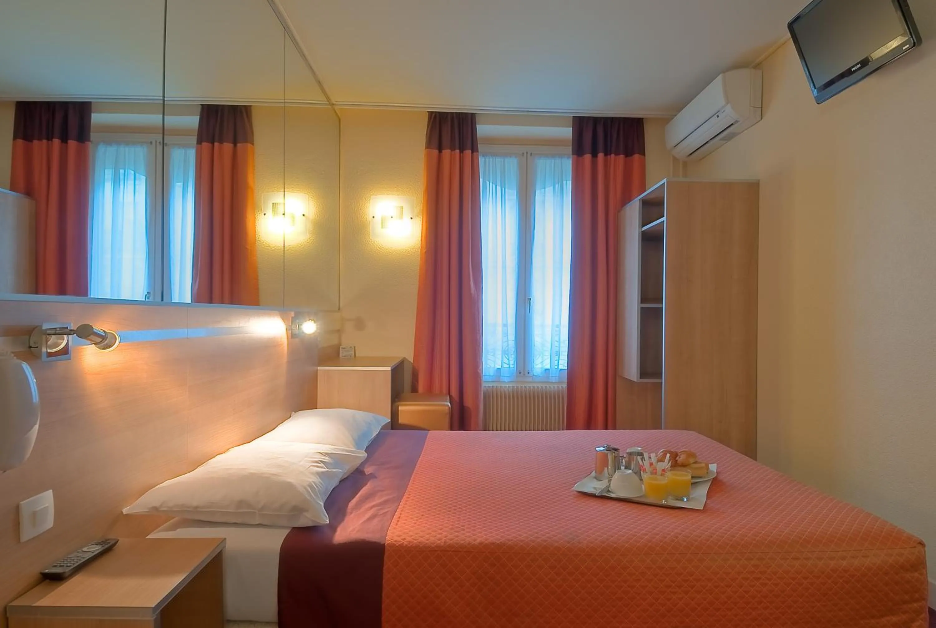 Bed in Hôtel de France Quartier Latin