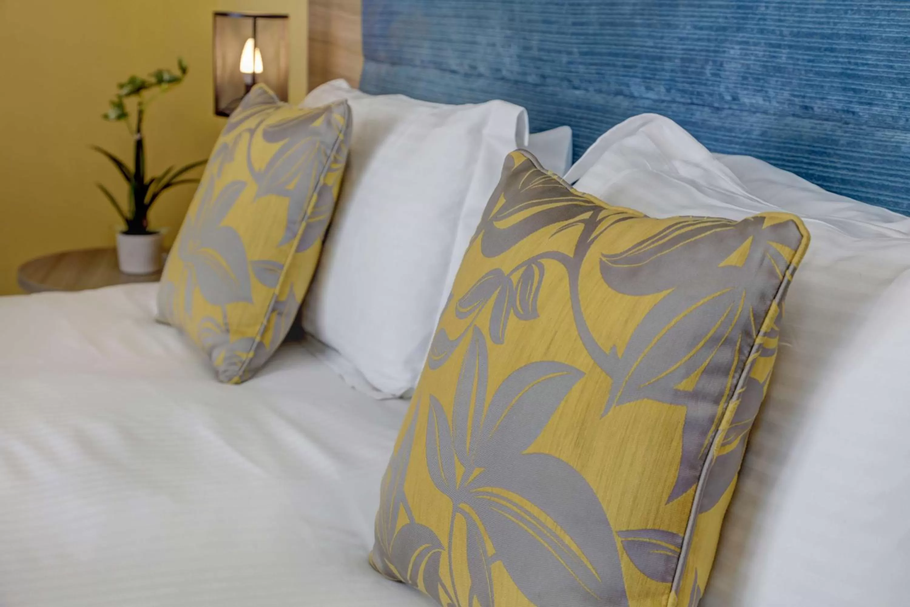 Bedroom, Bed in Stonecross Manor Hotel