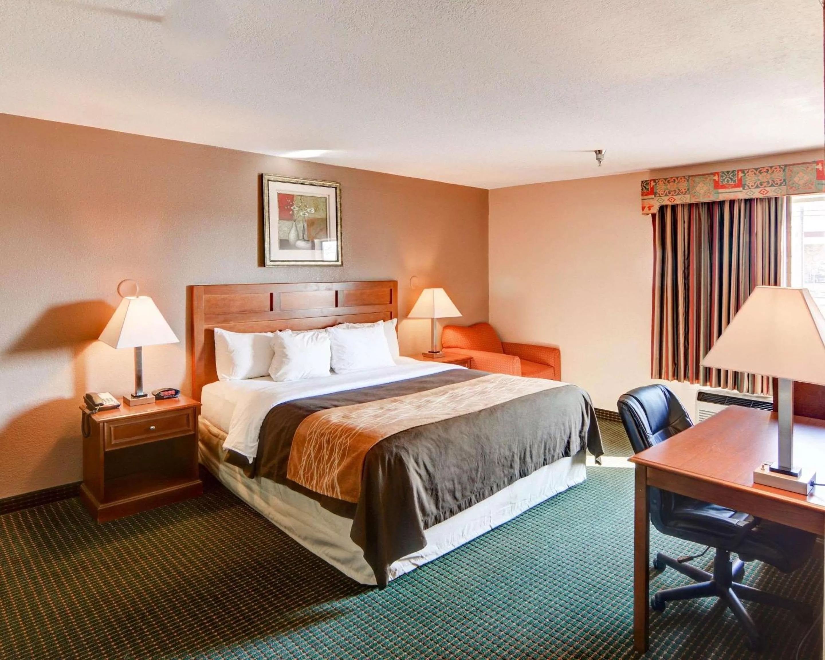 Photo of the whole room, Bed in Quality Inn Forest Hill - Fort Worth South