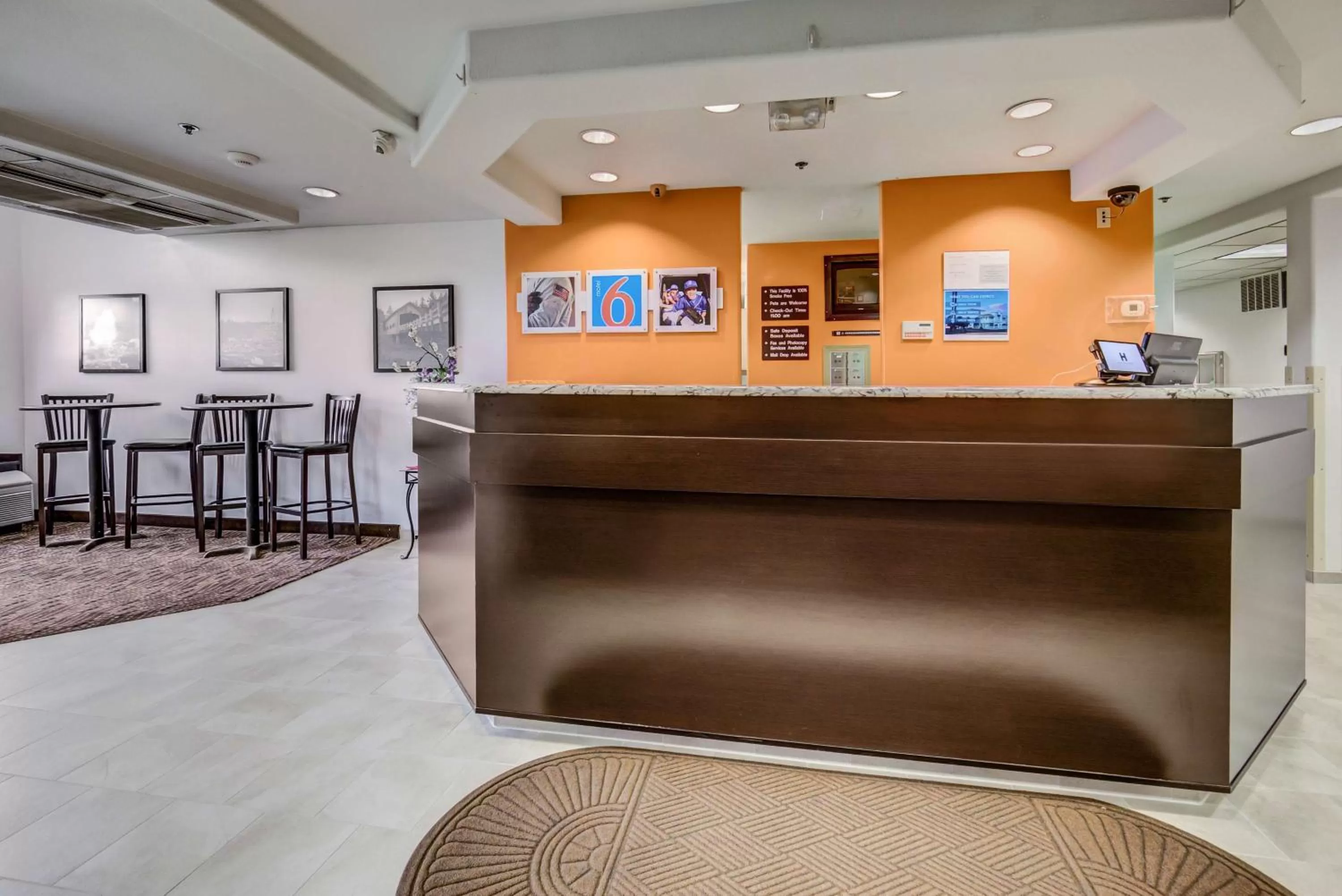 Communal lounge/ TV room in Motel 6-Sutherlin, OR